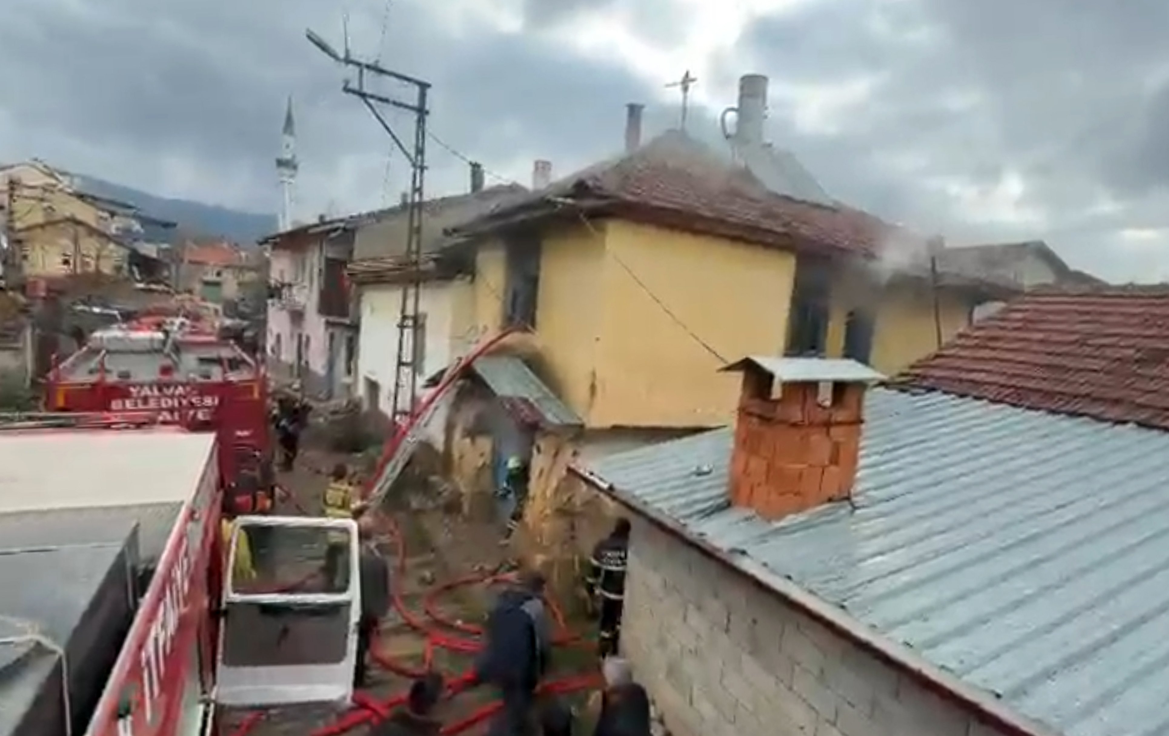 2 evi ateşe verdi, gelen jandarma ekiplerine saatlerce direndi