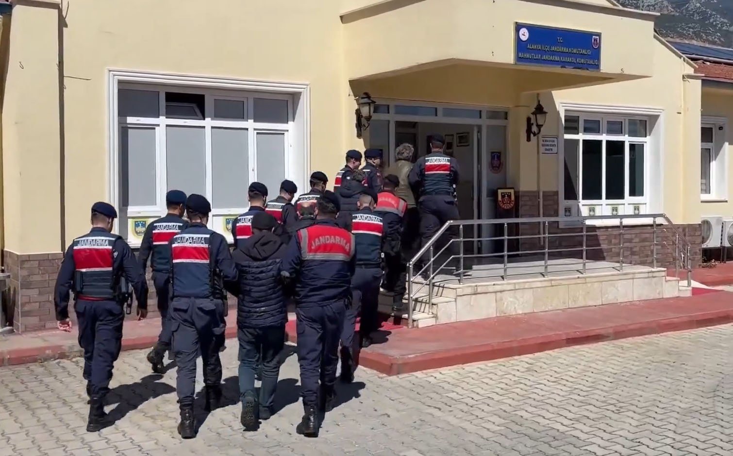 Antalya ve Alanya'da operasyon: 425 bin sentetik hap ele geçirildi, 5 tutuklu