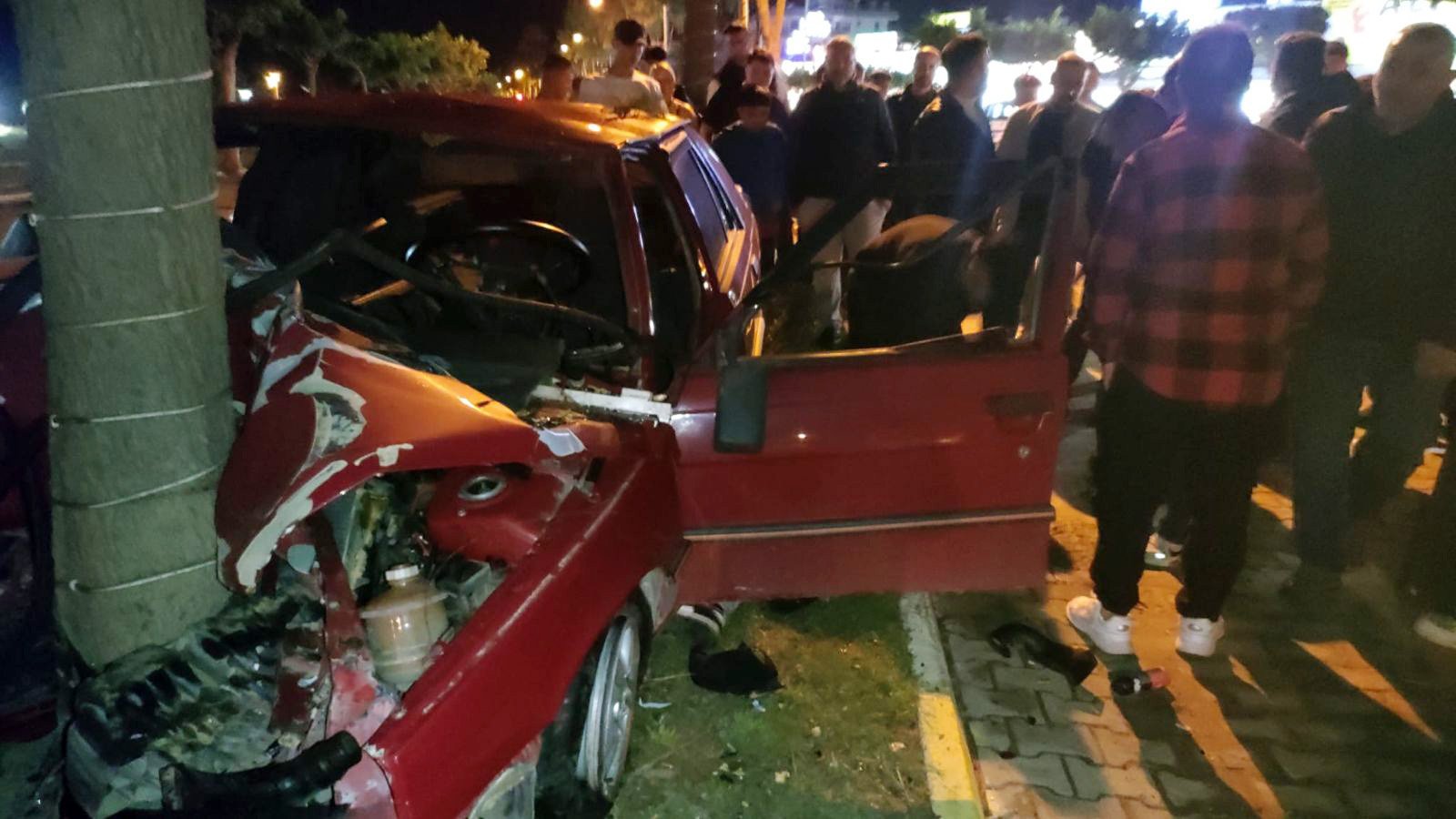 Alanya'da otomobil ağaca çarptı: 1 yaralı