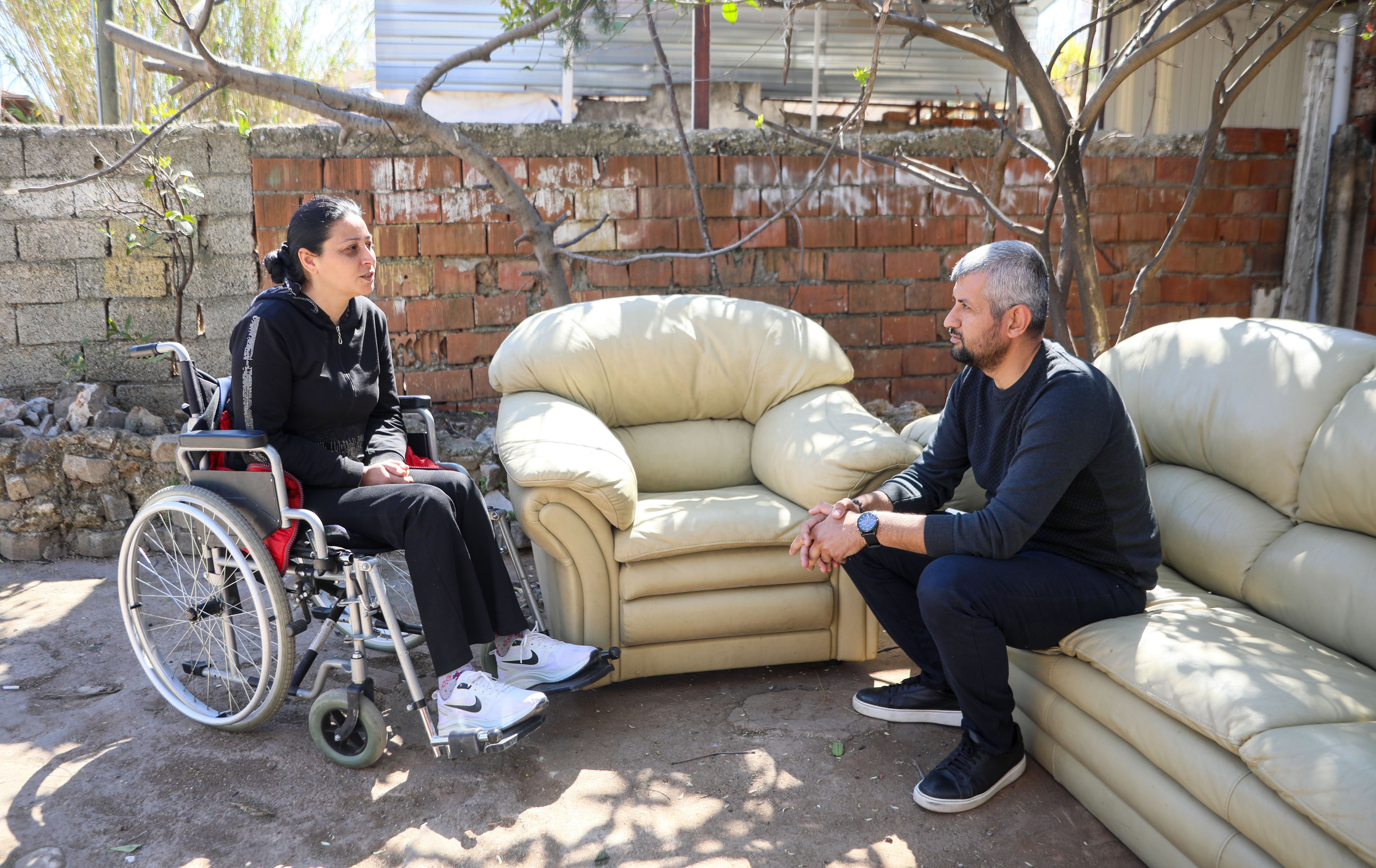 Antalya'da balkondan düştü: Tekerlekli sandalyeye bağlı kaldı