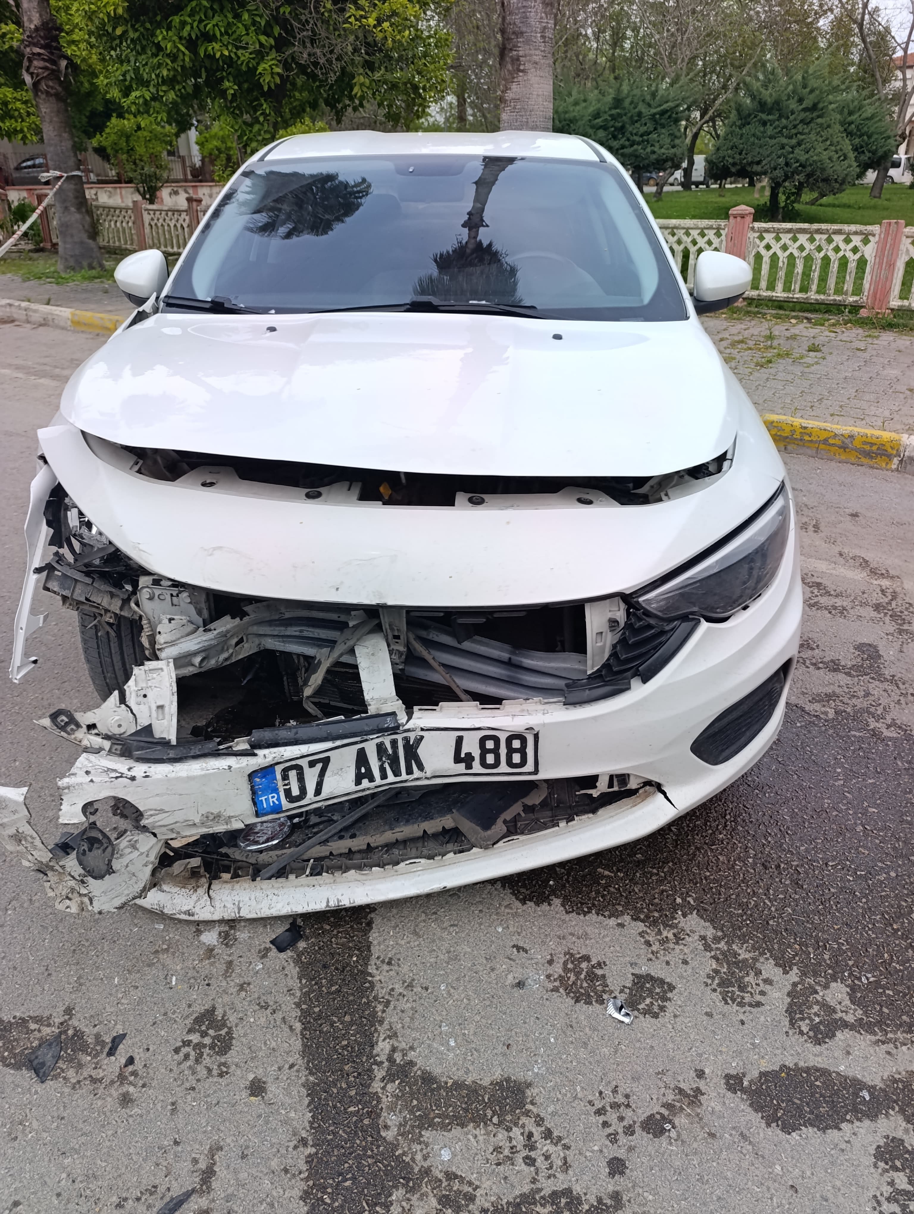 Antalya’da sürücü ve eşi kazada yaralandı