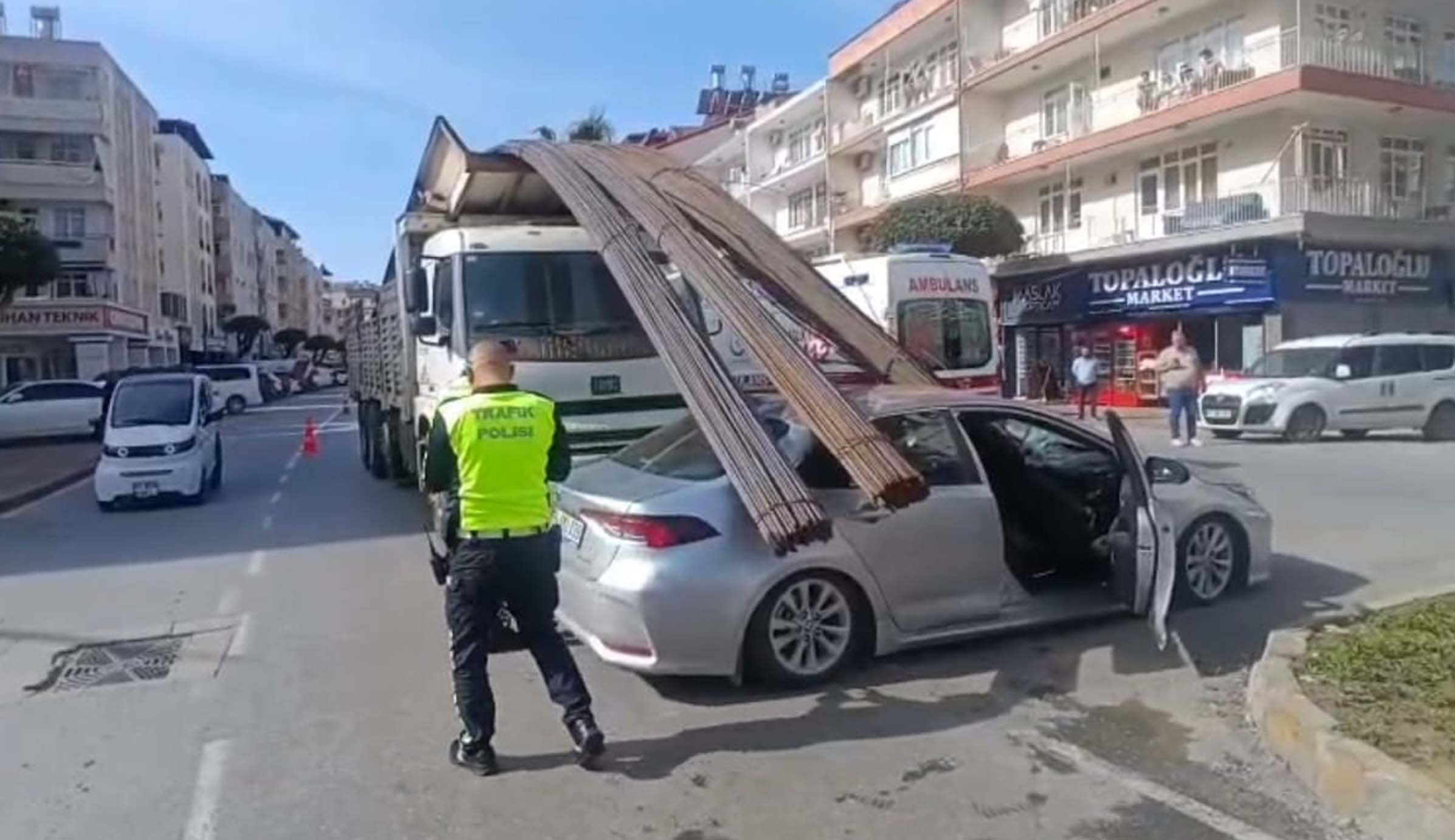 Manavgat'ta inşaat demirleri, otomobilin tavanını deldi