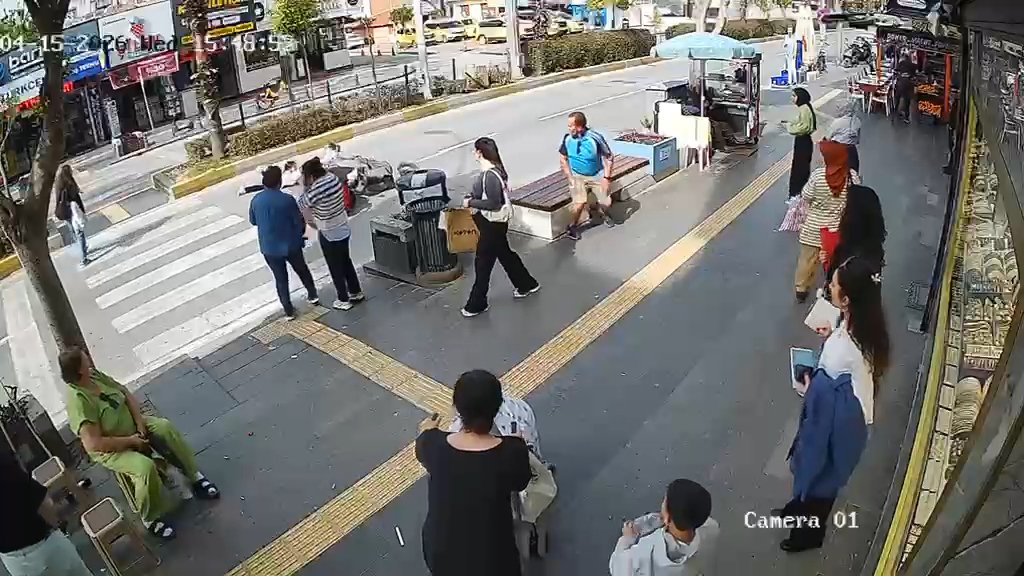 Motosiklet anne ve kızına çarptı