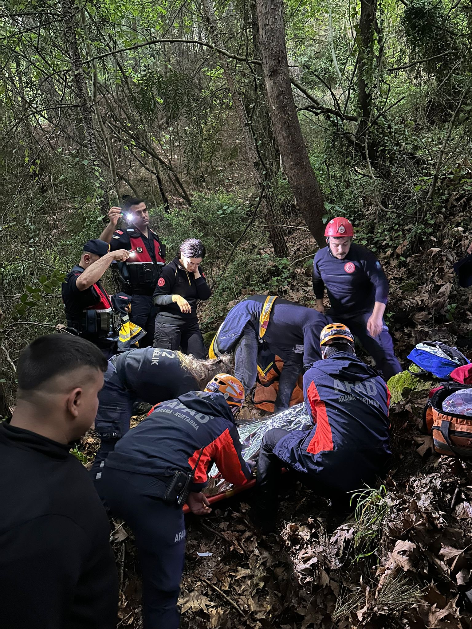 Uçurumdan düşen kazazedeyi ekipler kurtardı