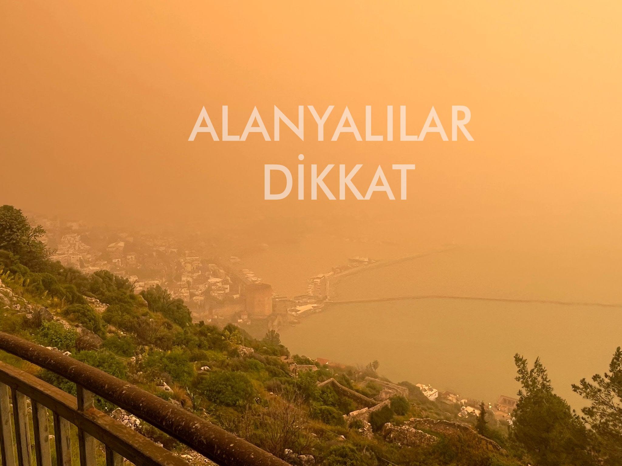 Alanya sarı ve kızıl toz bulutlarıyla uyandı