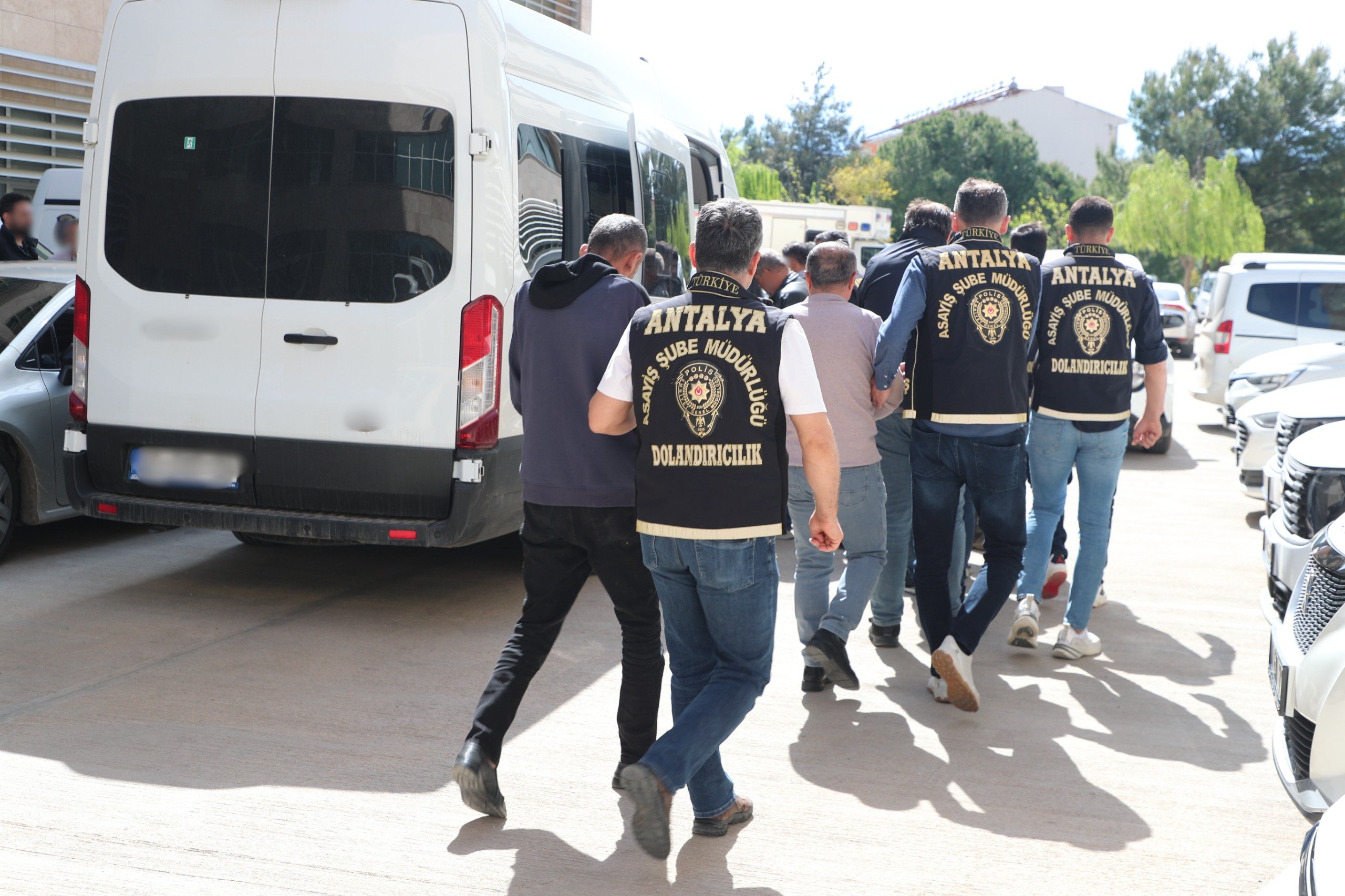 Antalya'da gayrimenkul dolandırıcılığı operasyon: 14 Şüpheli yakalandı