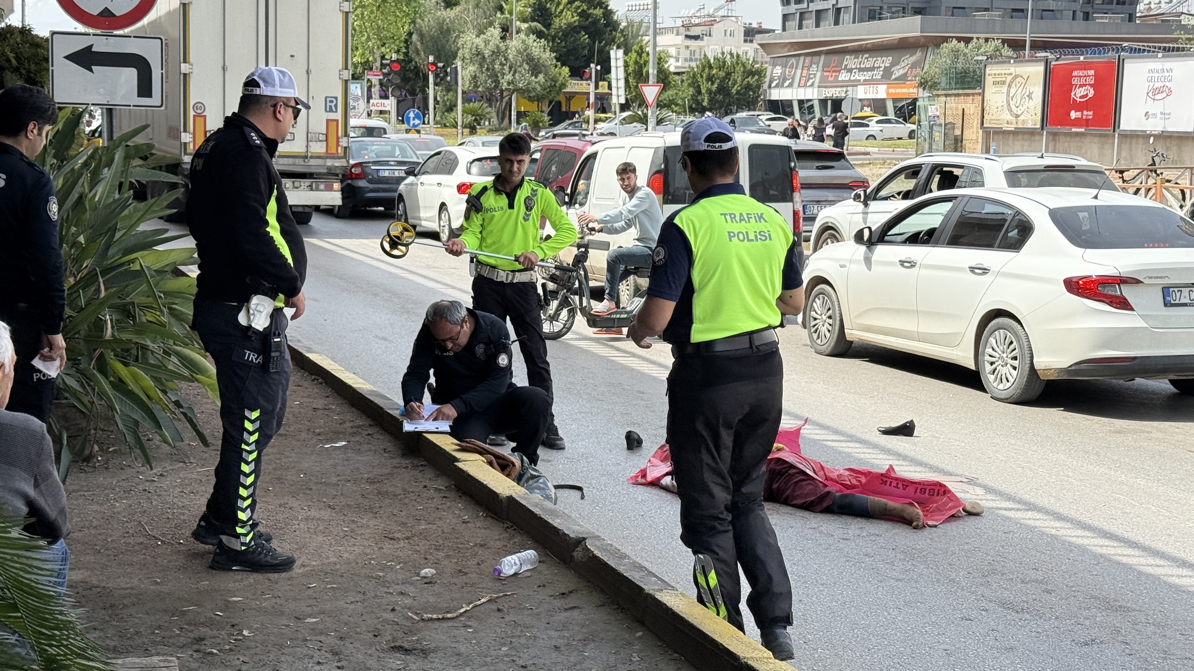 Antalya'da TIR'ın altında kalan kadın hayatını kaybetti