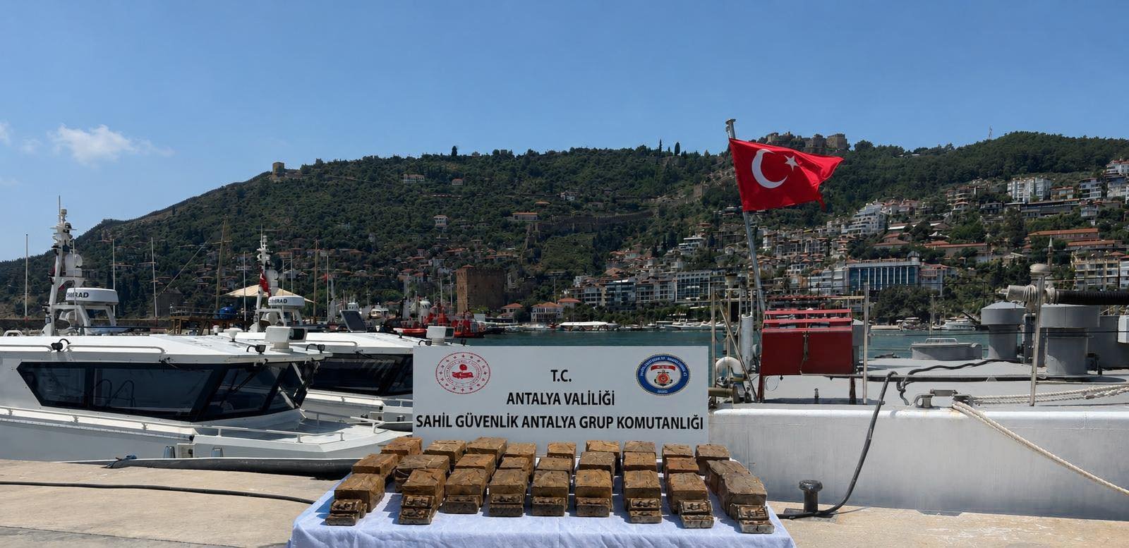 Alanya Sahilinde 40 kilogram macun esrar ele geçirildi