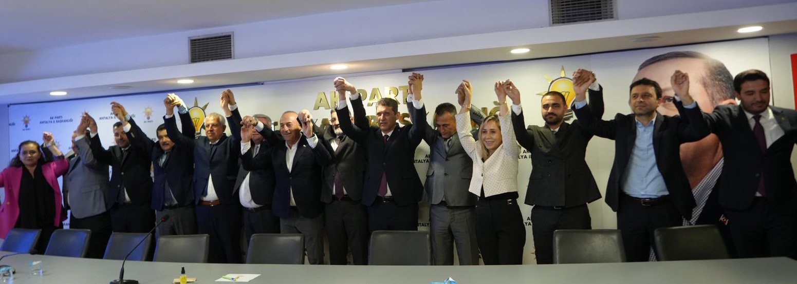 AK Parti'ye geçen 5 meclis üyesine rozetleri takıldı
