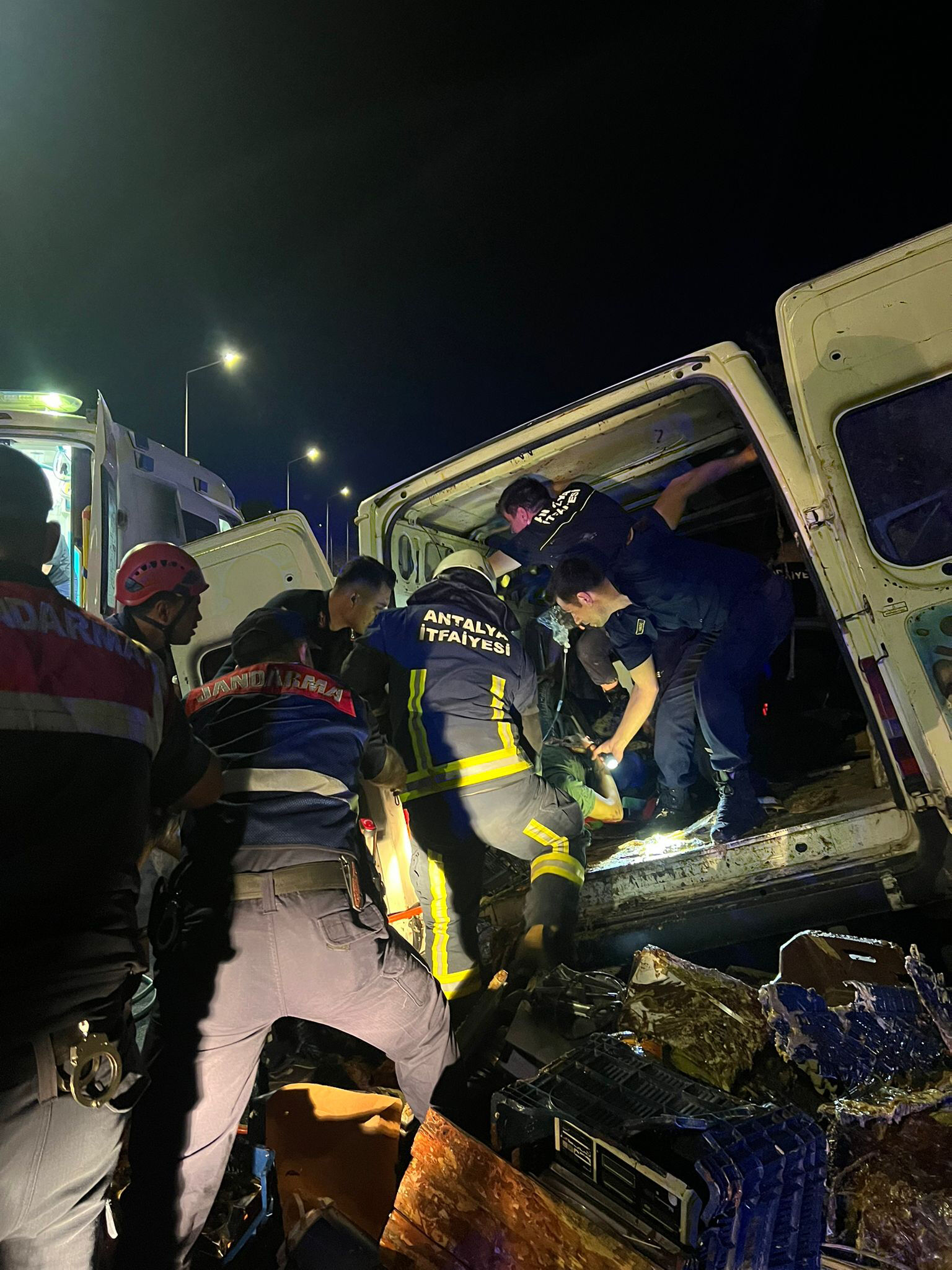 Alanya'da aracıyla istinat duvarına çarptı: 1 ölü