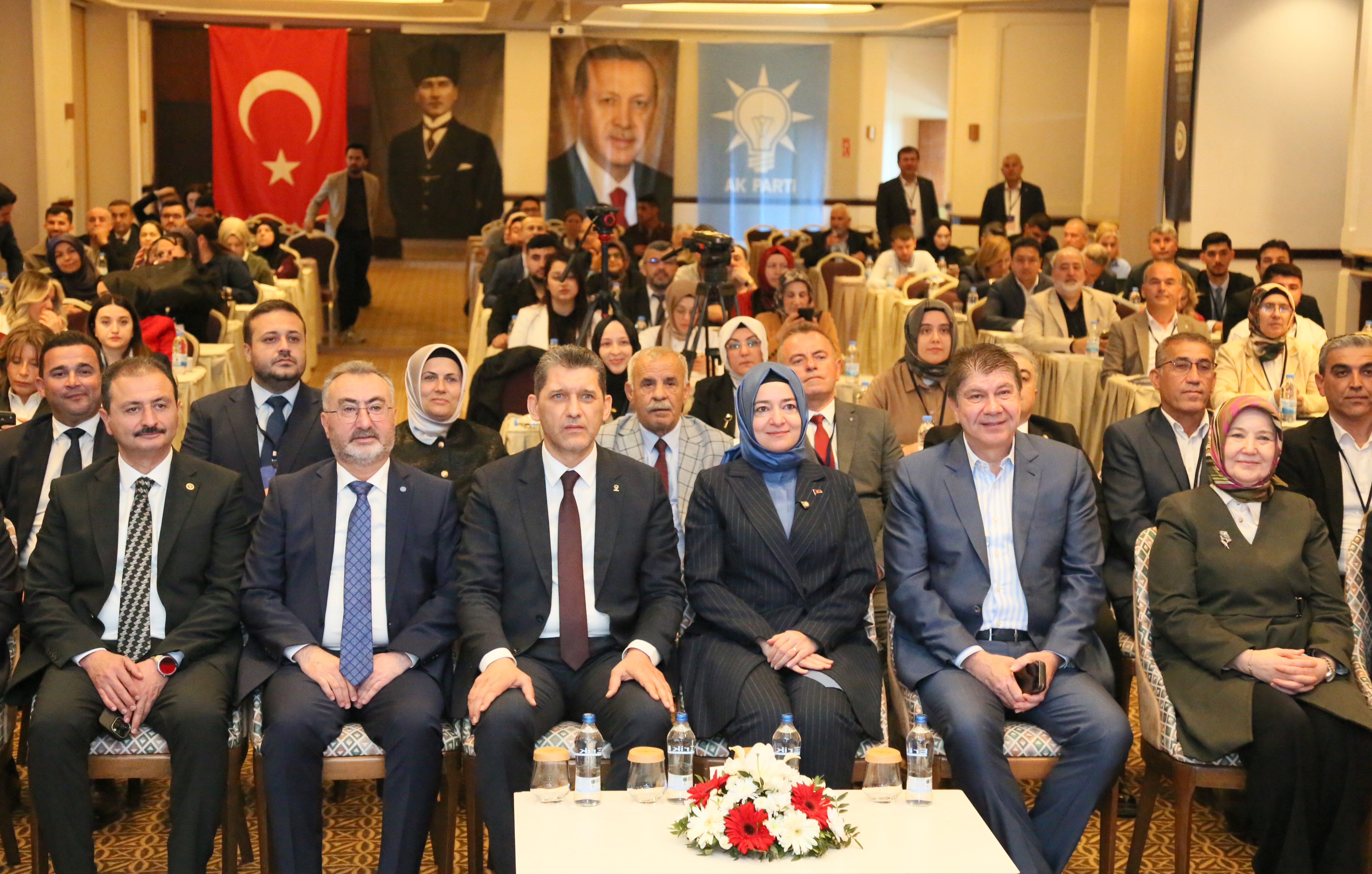 AK Parti'li Kaya: Yolsuzluk, hırsızlığın had safhada olduğu CHP belediyelerini dünya izliyor