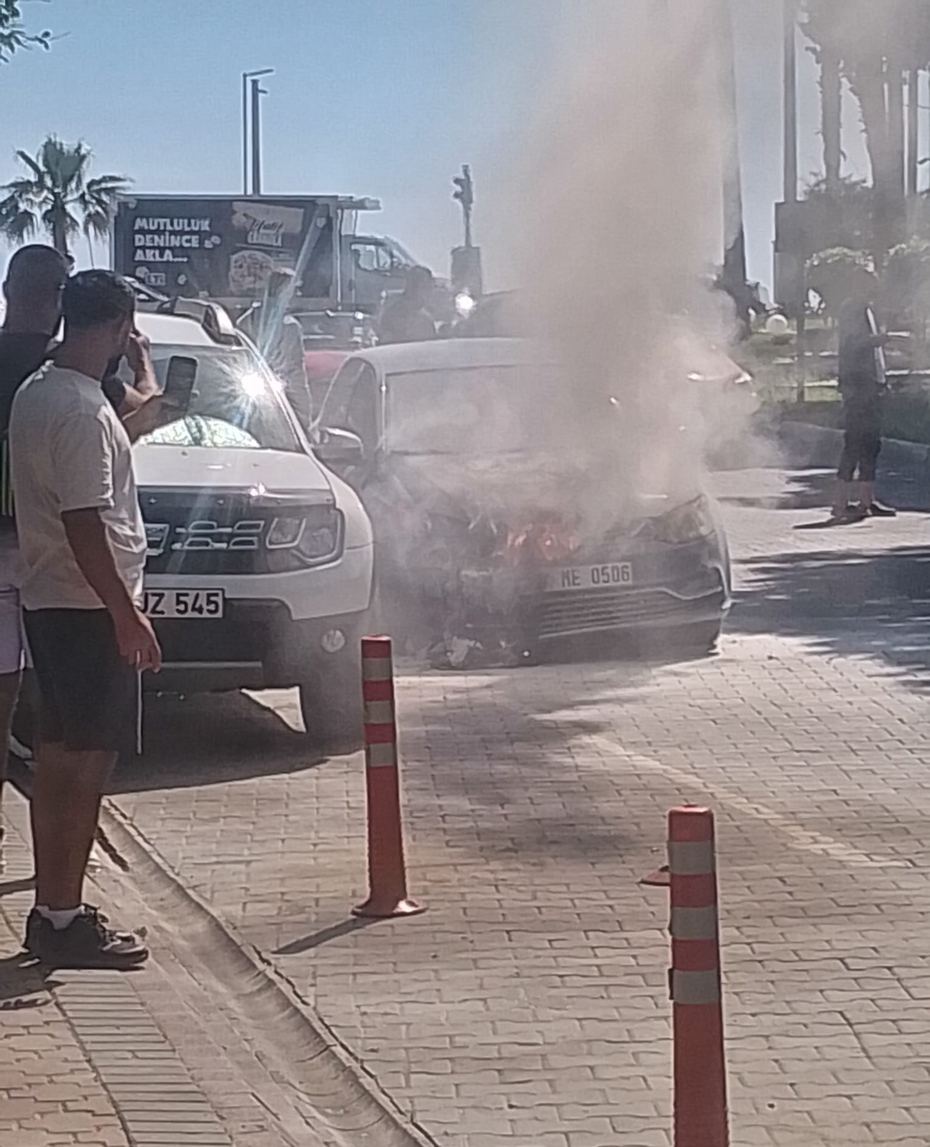 Alanya'da yandı: Otomobil kullanılamaz hale geldi