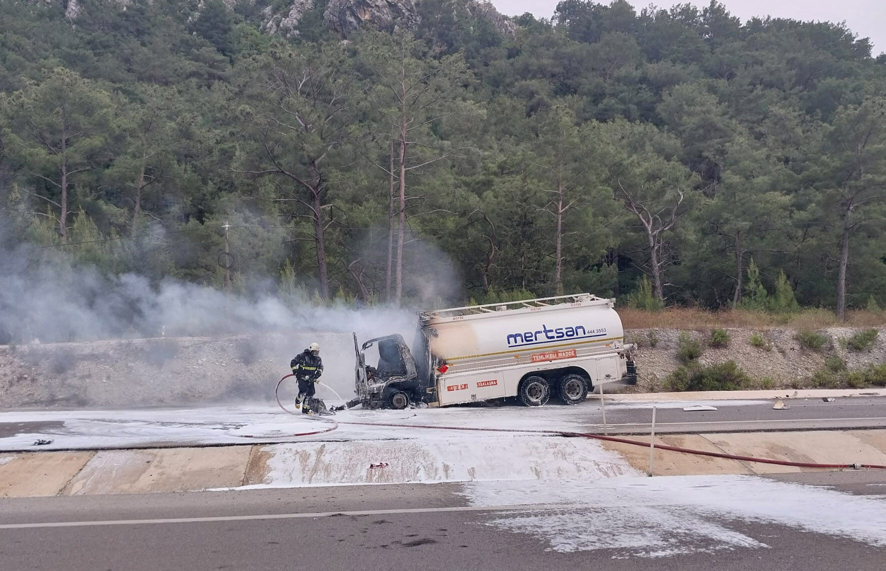 Antalya'da kaza yapan tankerde yangın çıktı: 1 yaralı