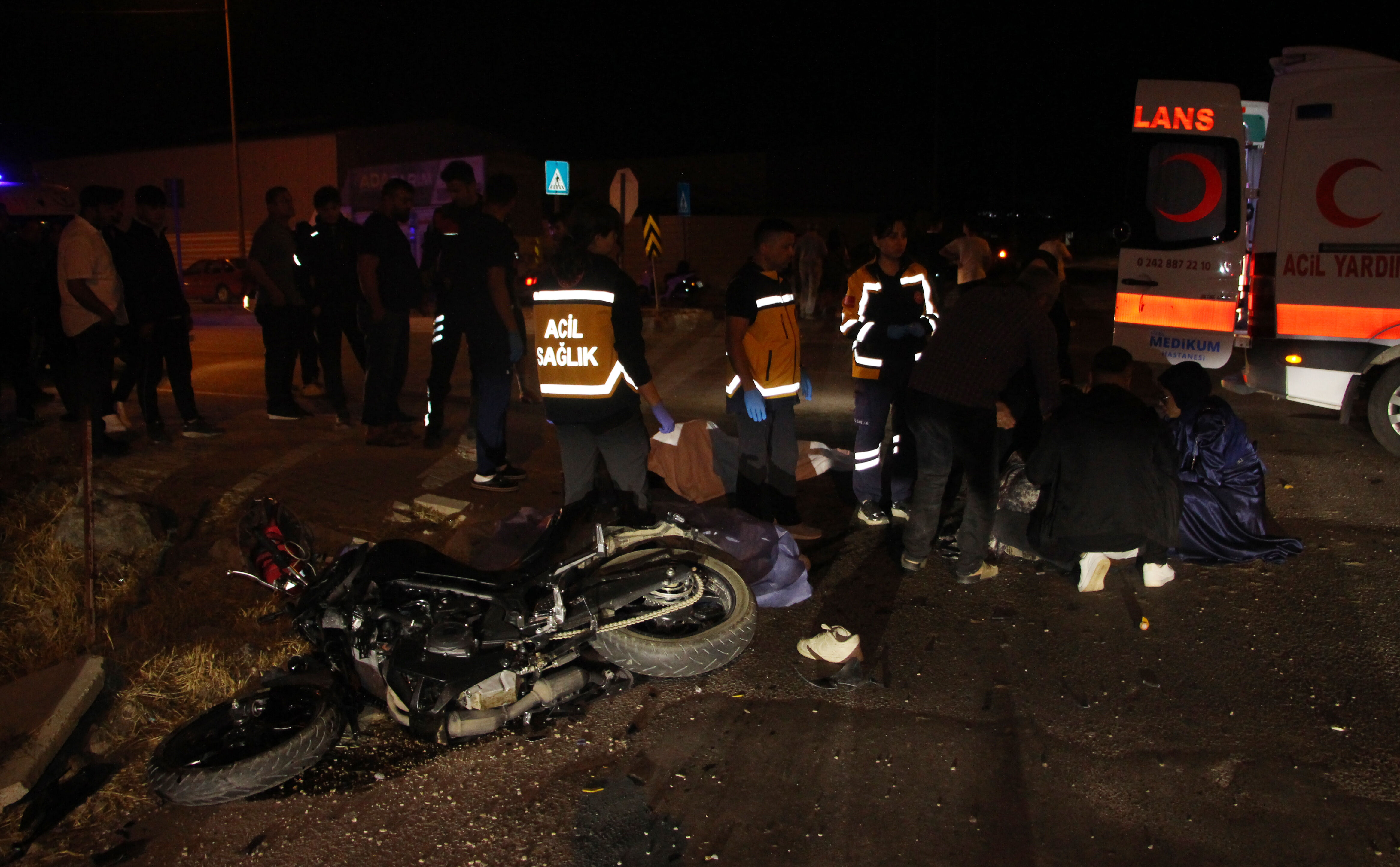Antalya'da motosiklet çöp kamyonuyla çarpıştı: 2 ölü
