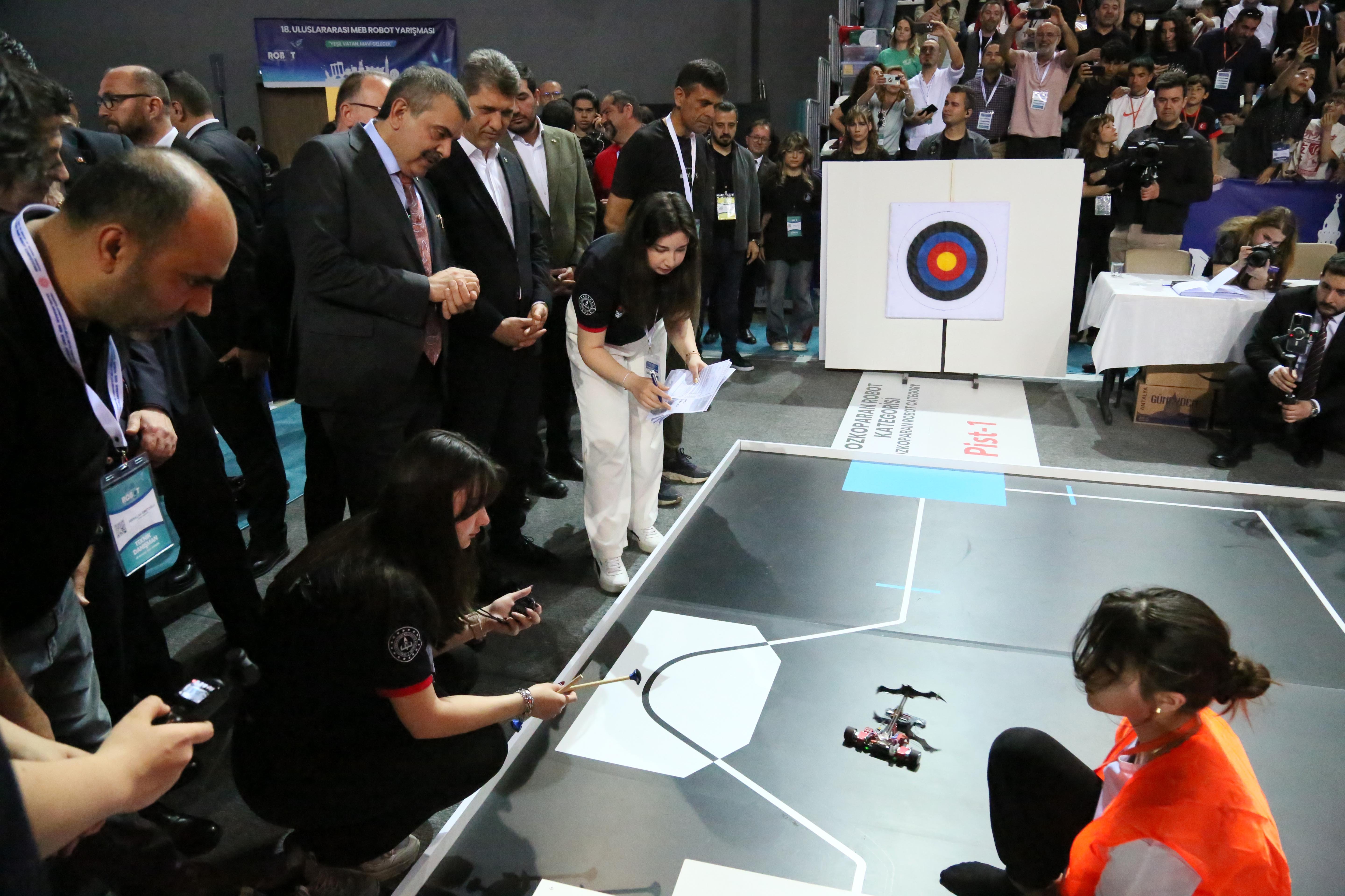 Bakan Tekin, Antalya'da robot yarışmasına katıldı