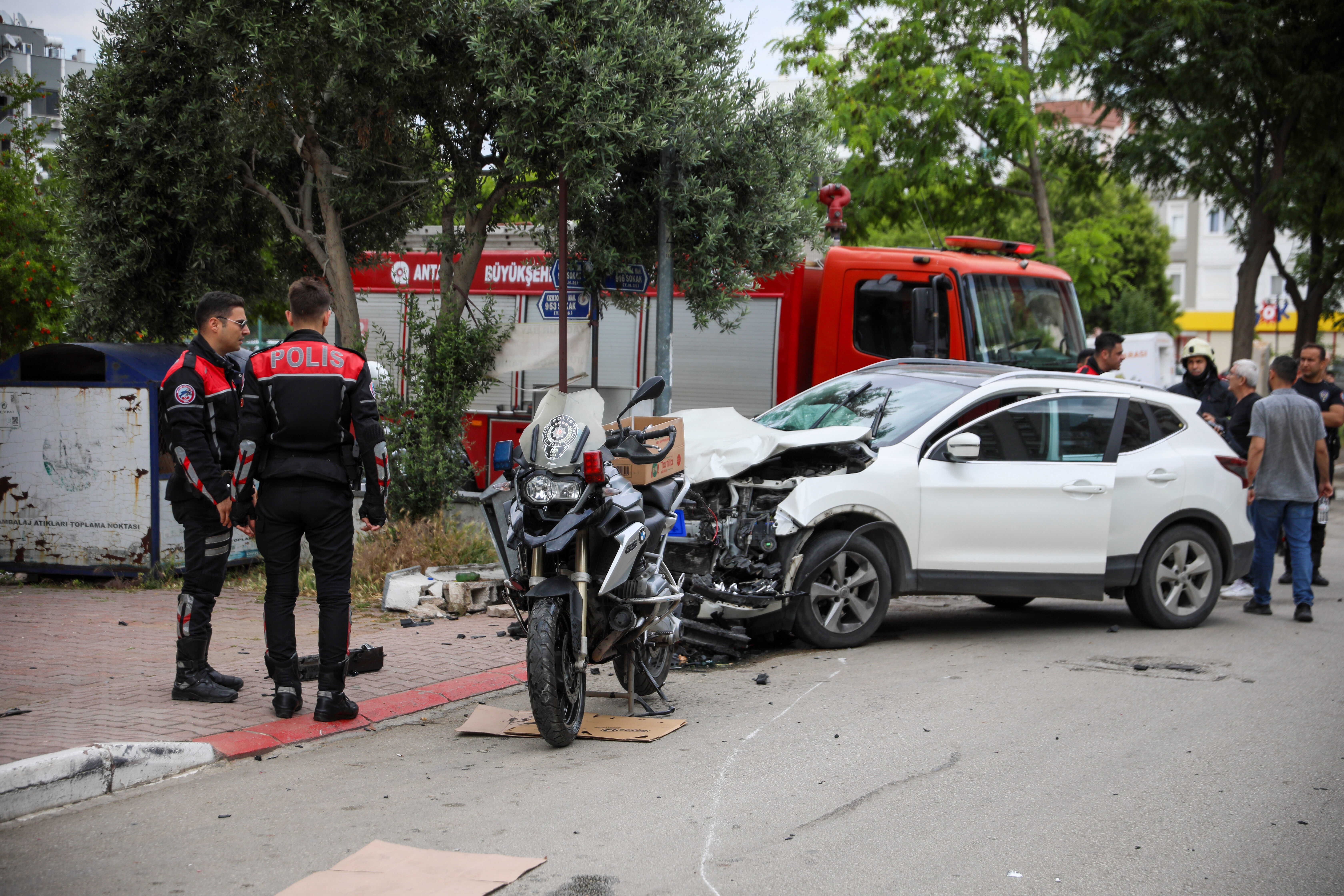 Polis motosikletiyle otomobil çarpıştı: 3 yaralı