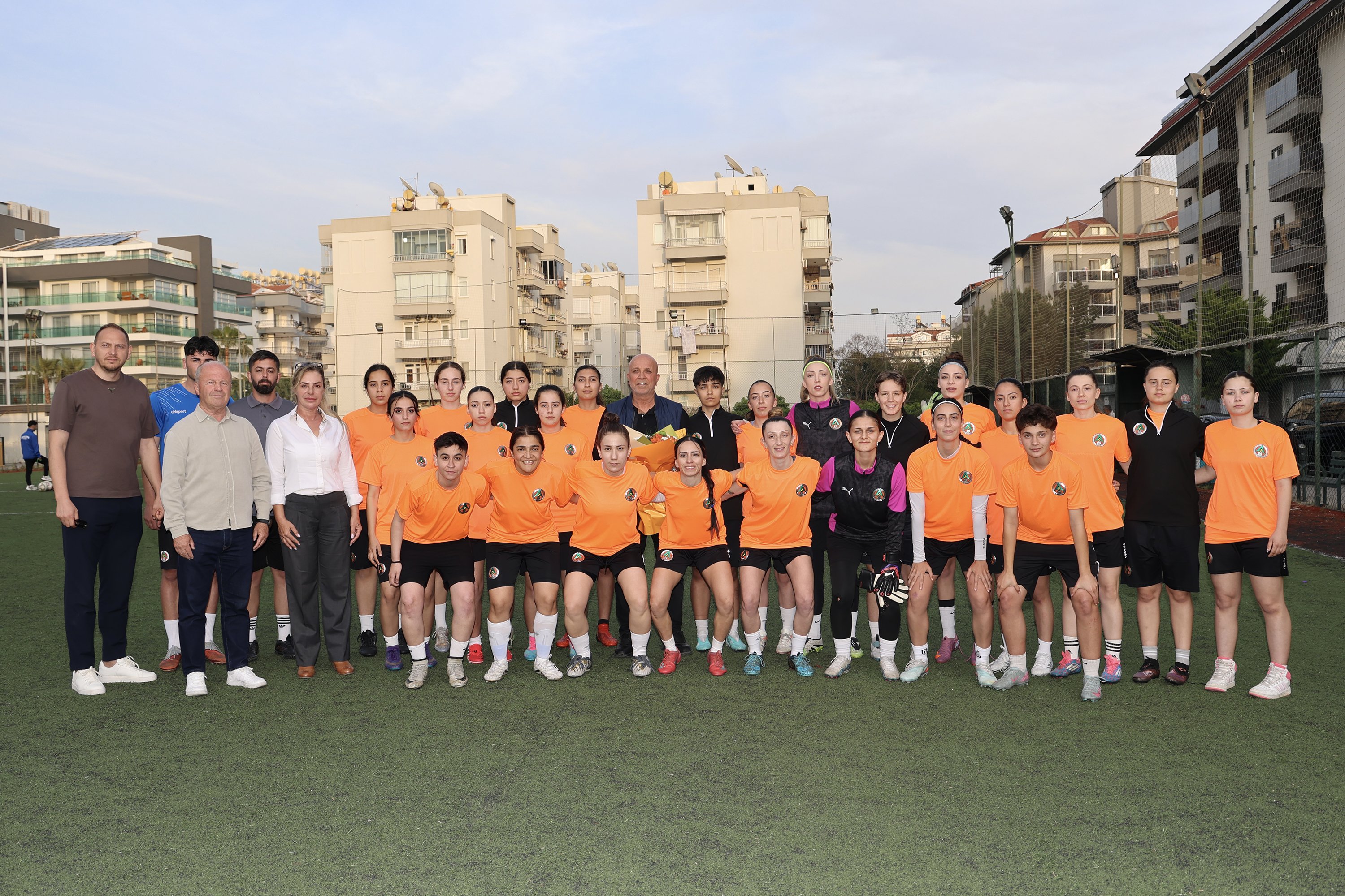 Başkanı Çavuşoğlu’ndan Alanyaspor Kadın Futbol Takımı’na ziyaret