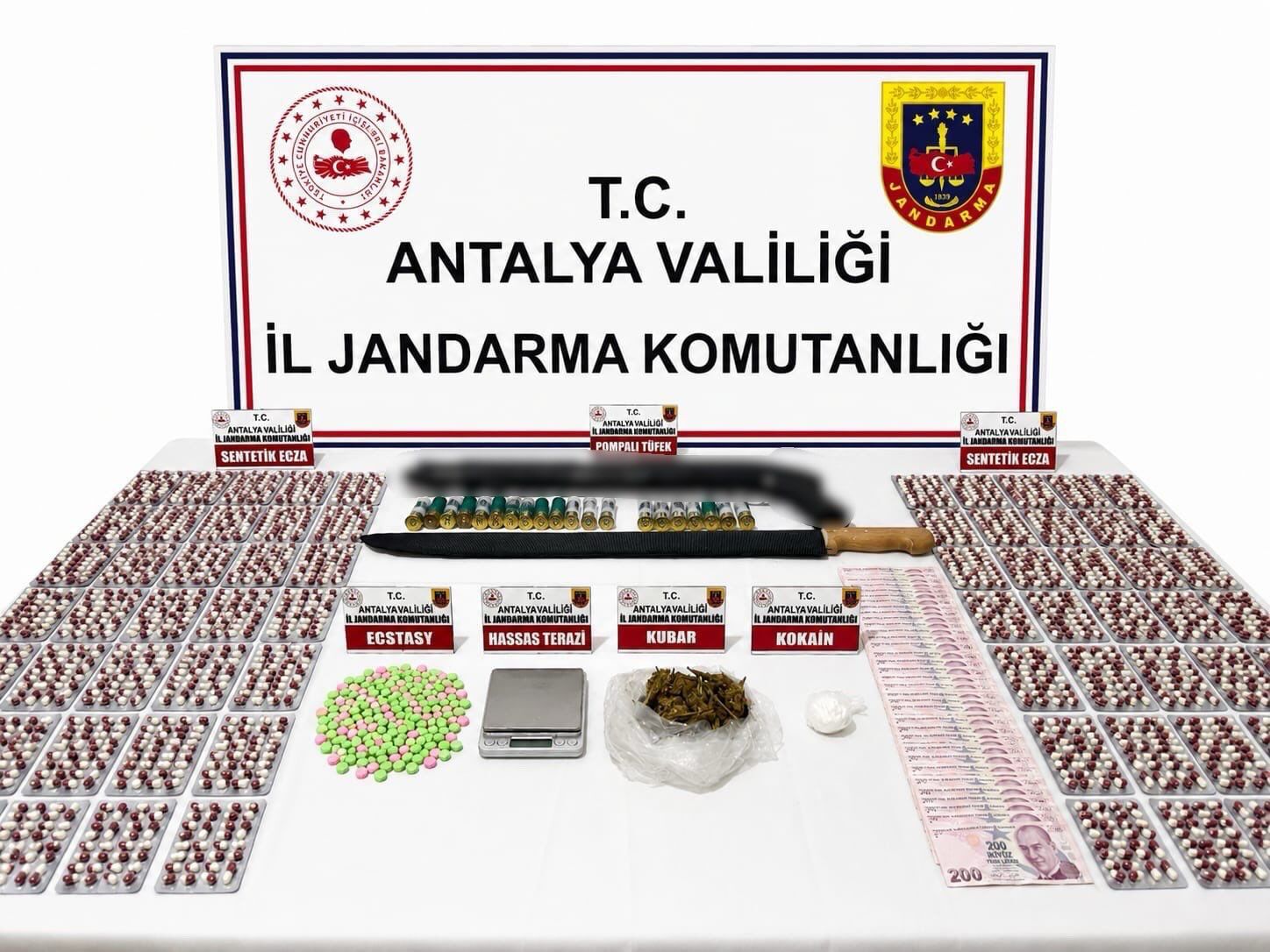 Alanya'da  iki şüphelinin adresine operasyon yapıldı