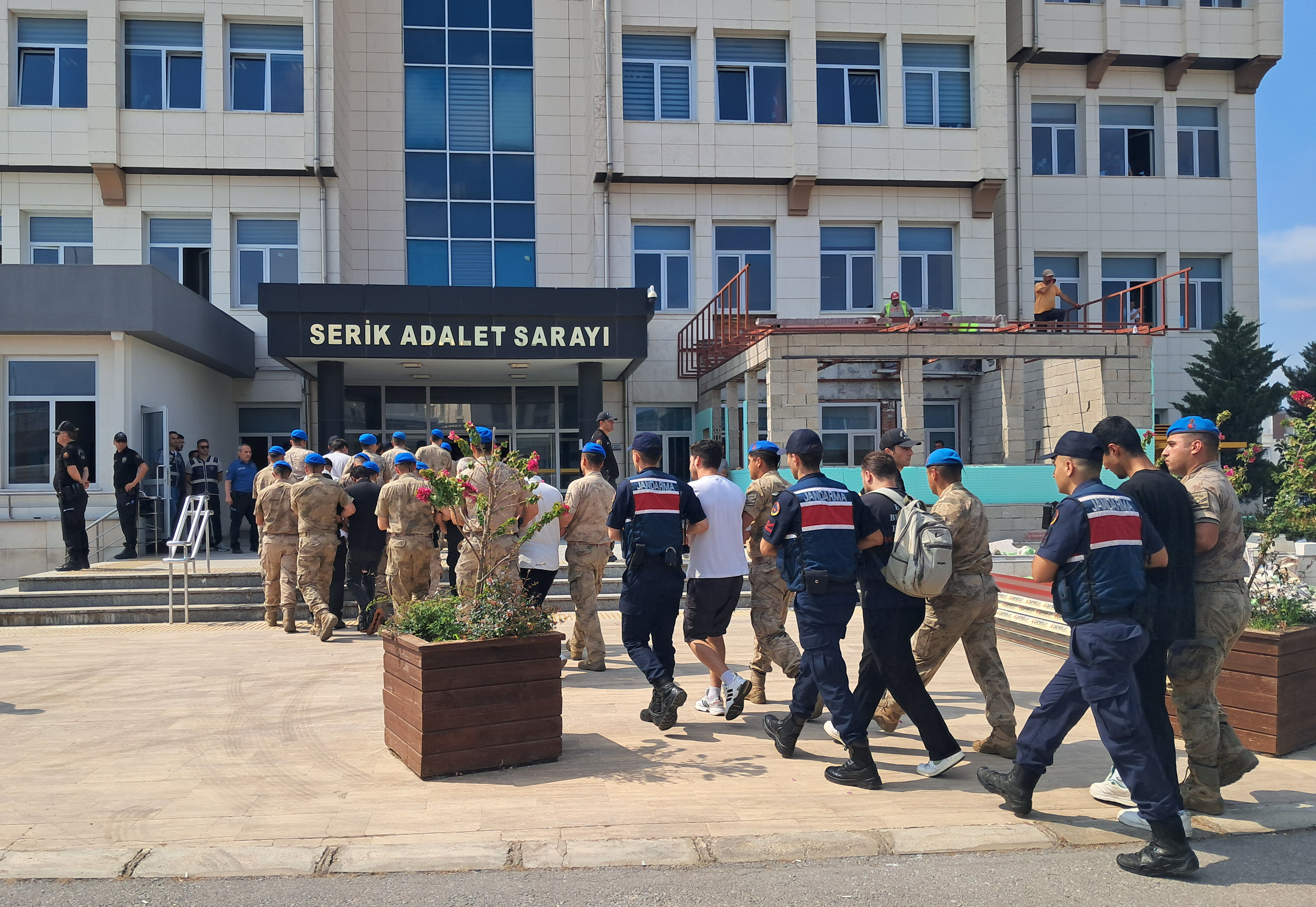 Hesaplarında 8 milyar lira işlem hacmi olan yasa dışı bahis şüphelisi 80 kişi adliyede