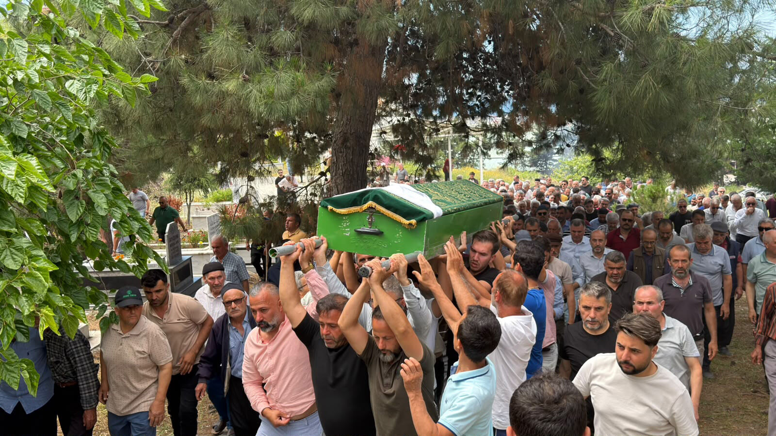 Otobüs kazasında hayatını kaybeden Hayriye Arıkan son yolculuğuna uğurlandı
