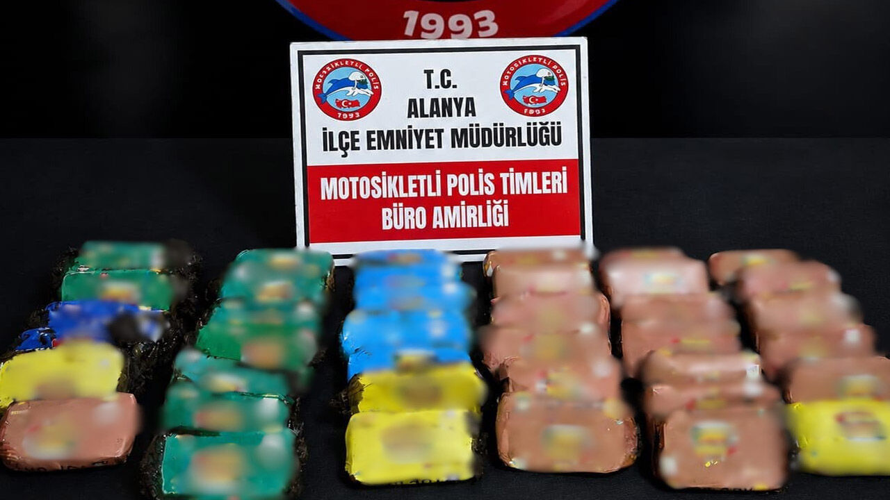 Alanya'da motosikletli operasyon: 4 Kilodan fazla esrar ele geçirildi