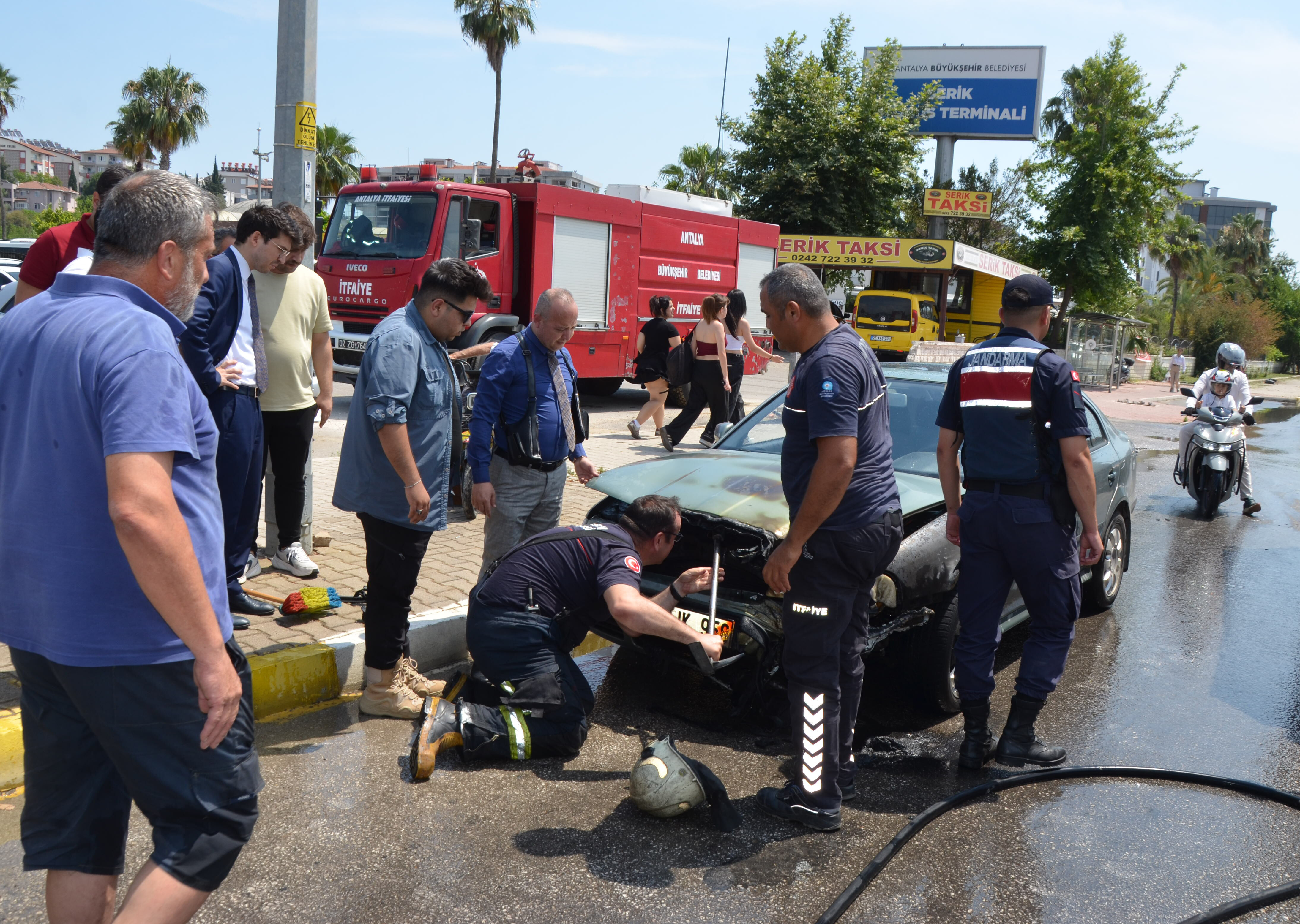 Antalya'da otomobildeki yangın sulama aracıyla söndürüldü