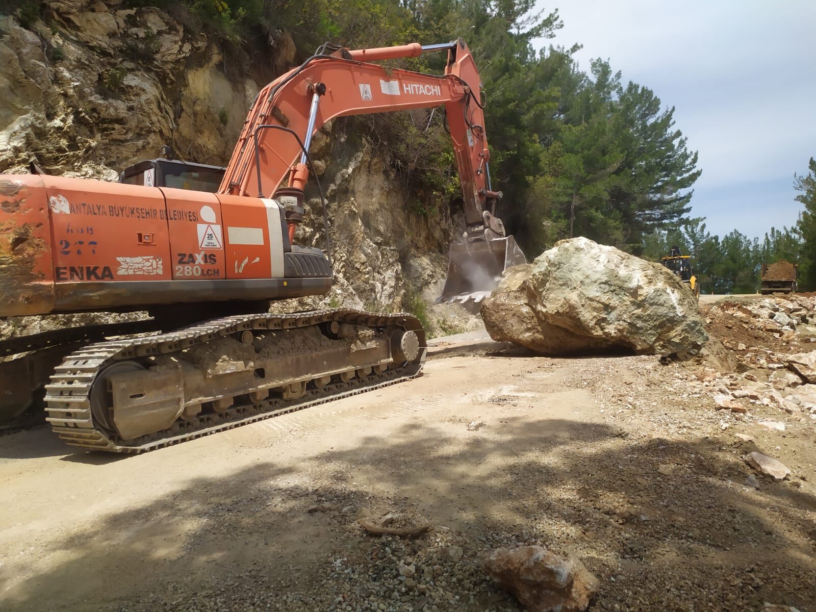 Alanya kırsalında yol bakım çalışmaları hız kesmeden devam ediyor