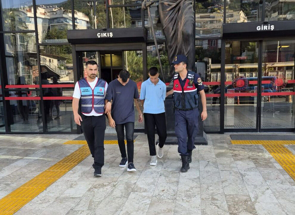 Alanya'da mağazada hırsızlık yapan şüpheliler tutuklandı