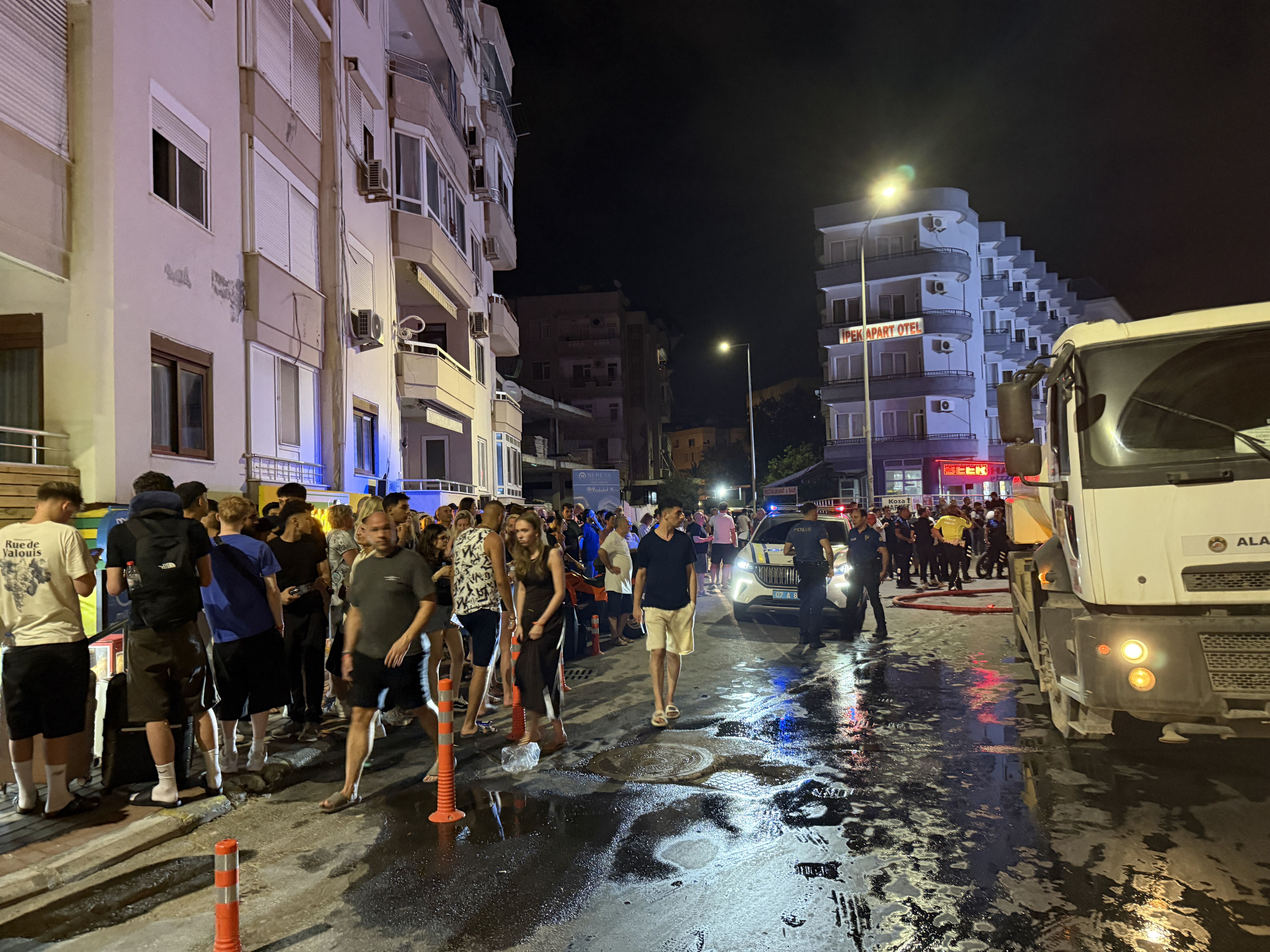 Alanya'da otel çatısında yangın: Otelde konaklayanlar tahliye edildi
