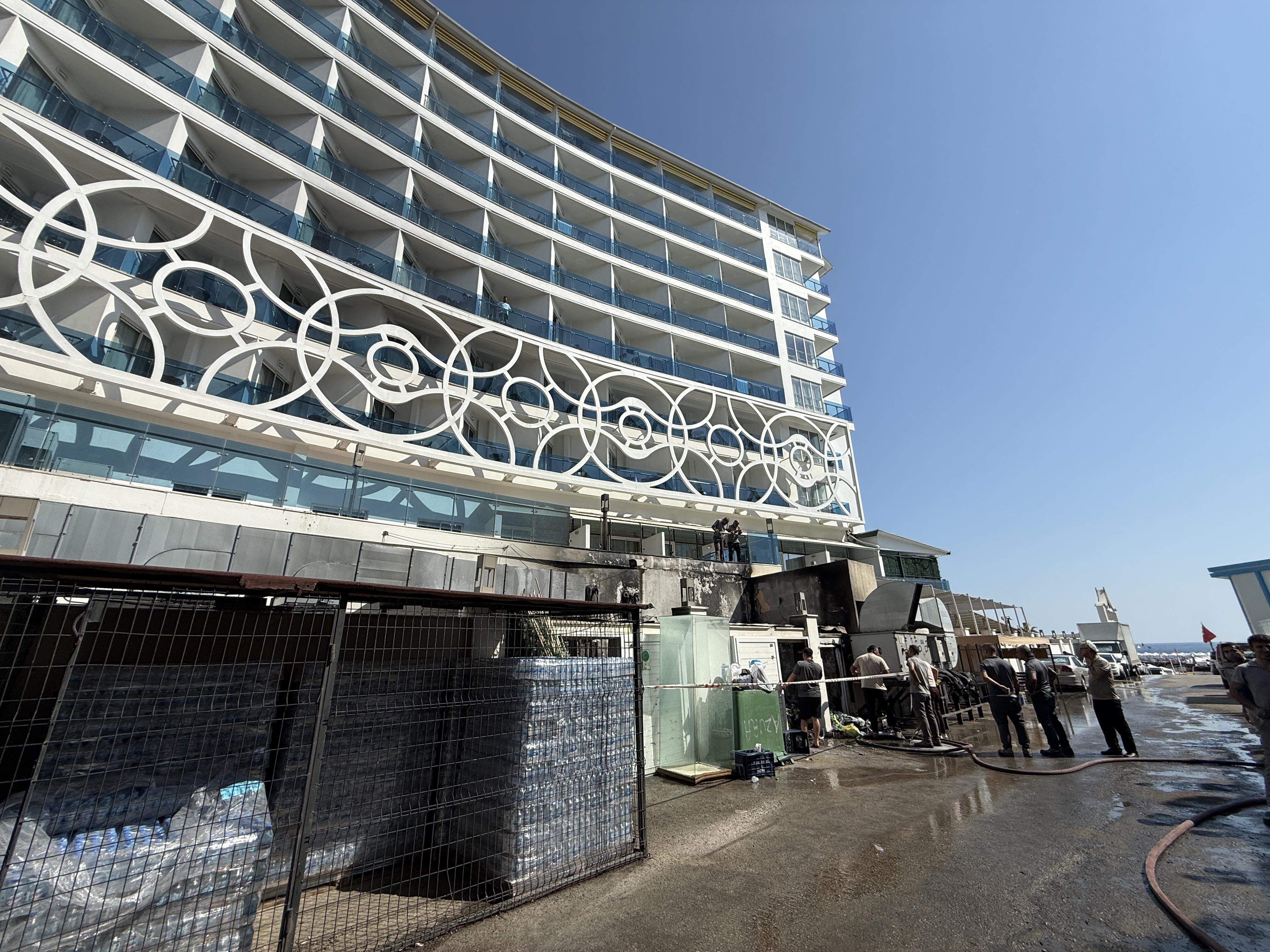 Alanya'da otelin geri dönüşüm deposunda yangın