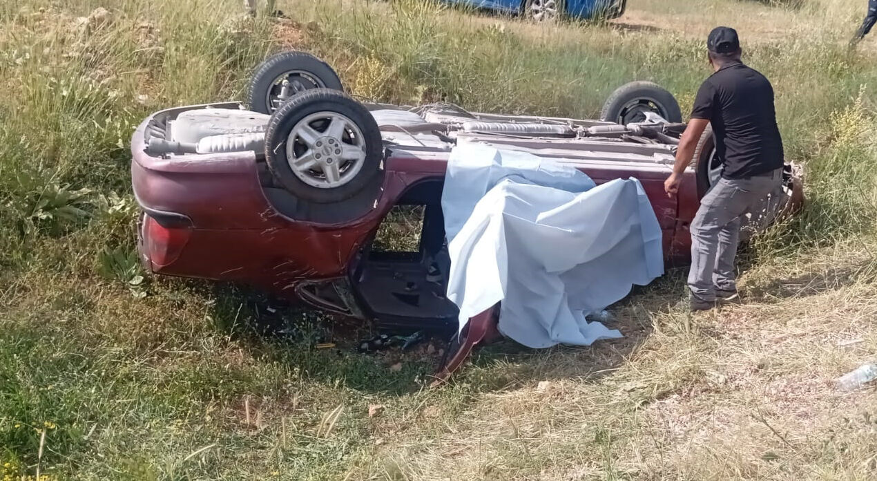 Otomobil şarampole devrildi: 1 ölü, 2 yaralı