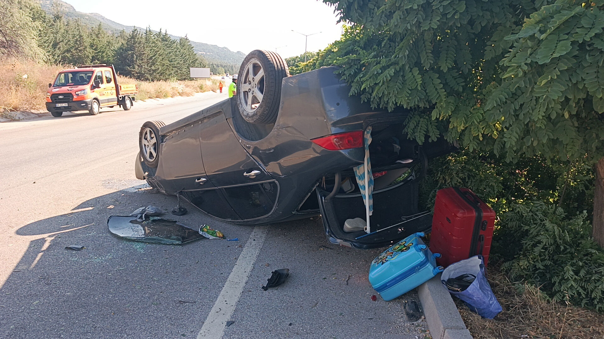 Tekerleği patlayan otomobil ağaca çarptı
