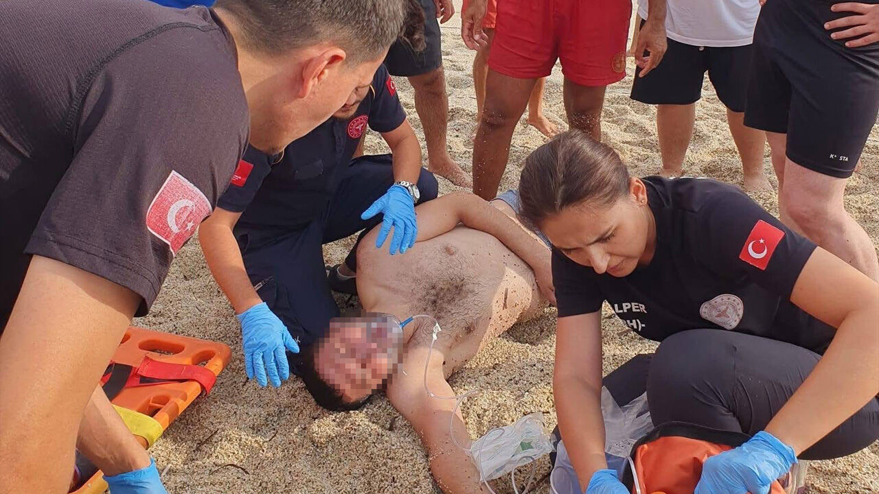 Alanya'da boğulma tehlikesi geçiren tatilciyi cankurtaran kurtardı