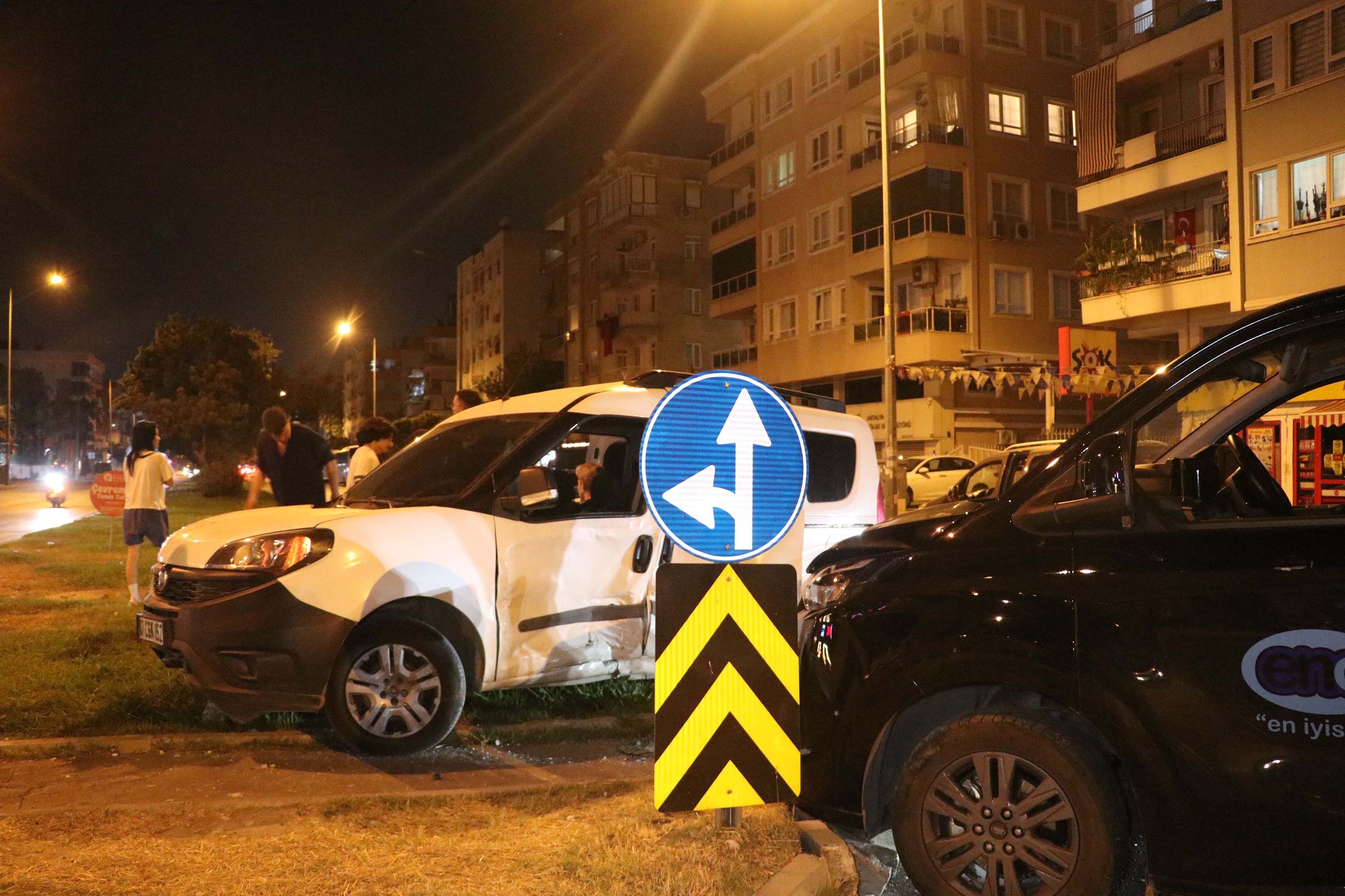Çarpışmanın etkisiyle refüje çıkan araç hurdaya döndü: 3 yaralı