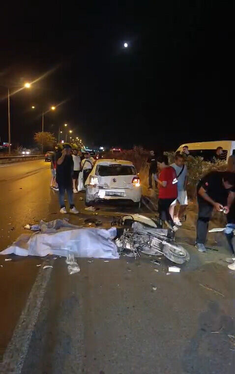 Motosiklet, emniyet şeridindeki otomobile çarptı: 1 ölü, 1 yaralı