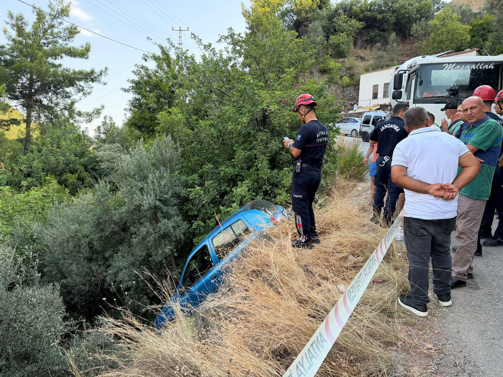 Alanya'da otomobil şarampolde düştü: Sürücü hafif yaralandı
