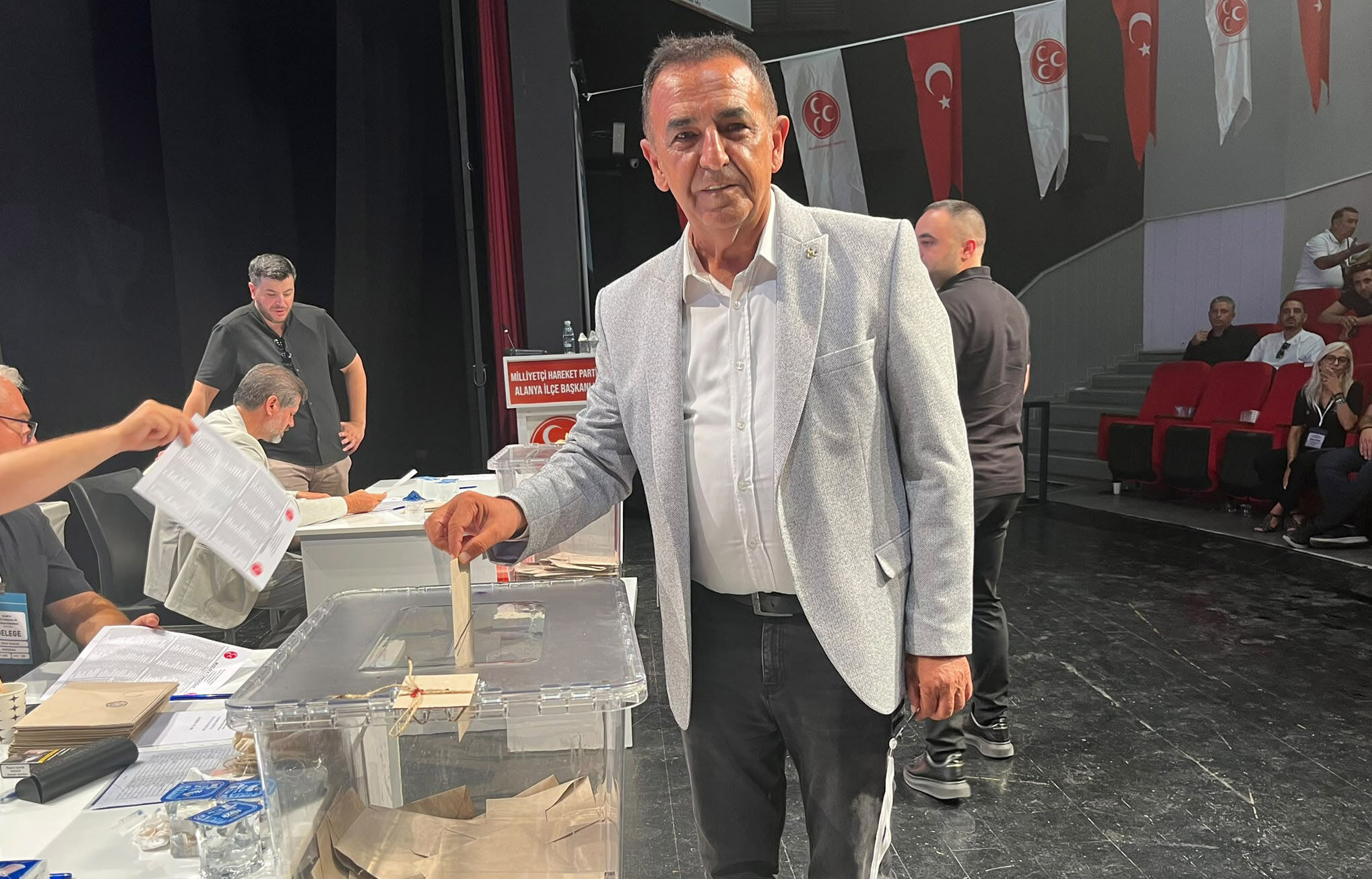 MHP Alanya Kongresi’nde Mustafa Sünbül’de oy kullandı