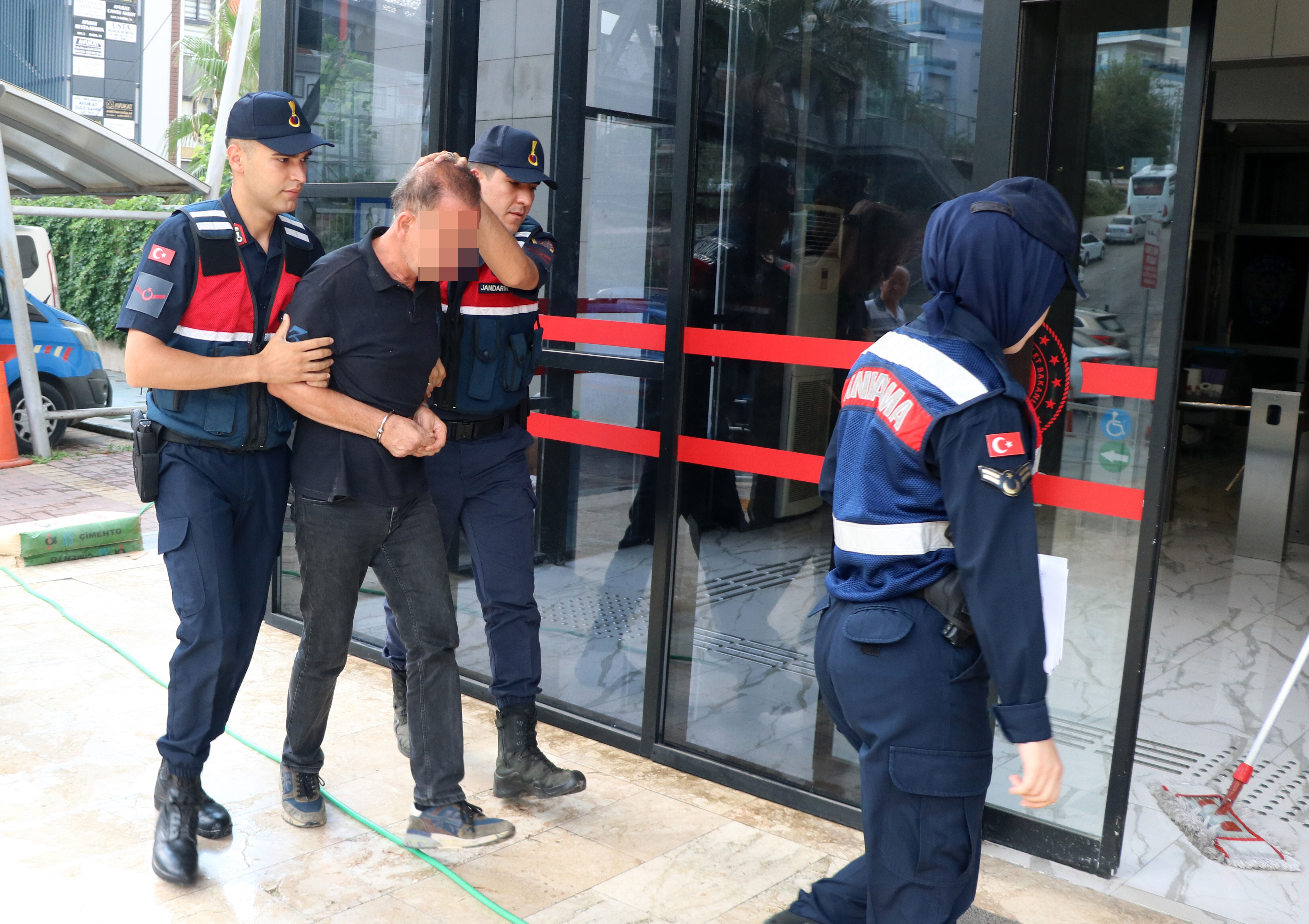 Alanya'da eşini ve kayınvalidesini bıçaklayan şüpheli adliyede