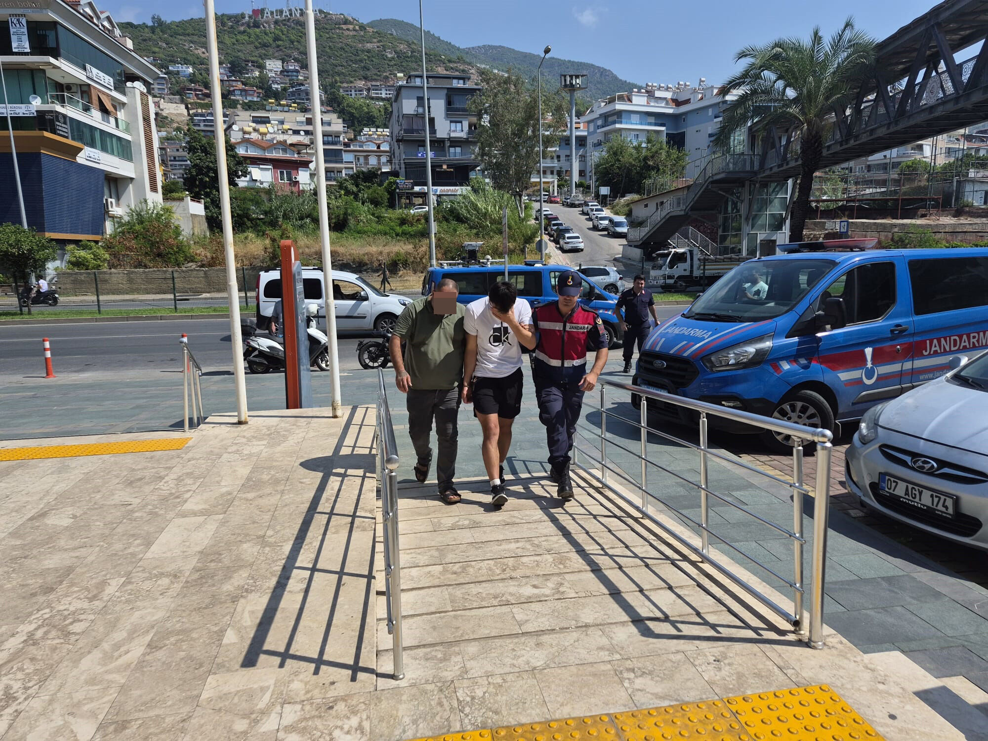 Alanya'da uyuşturucu operasyonu: 2 tutuklama