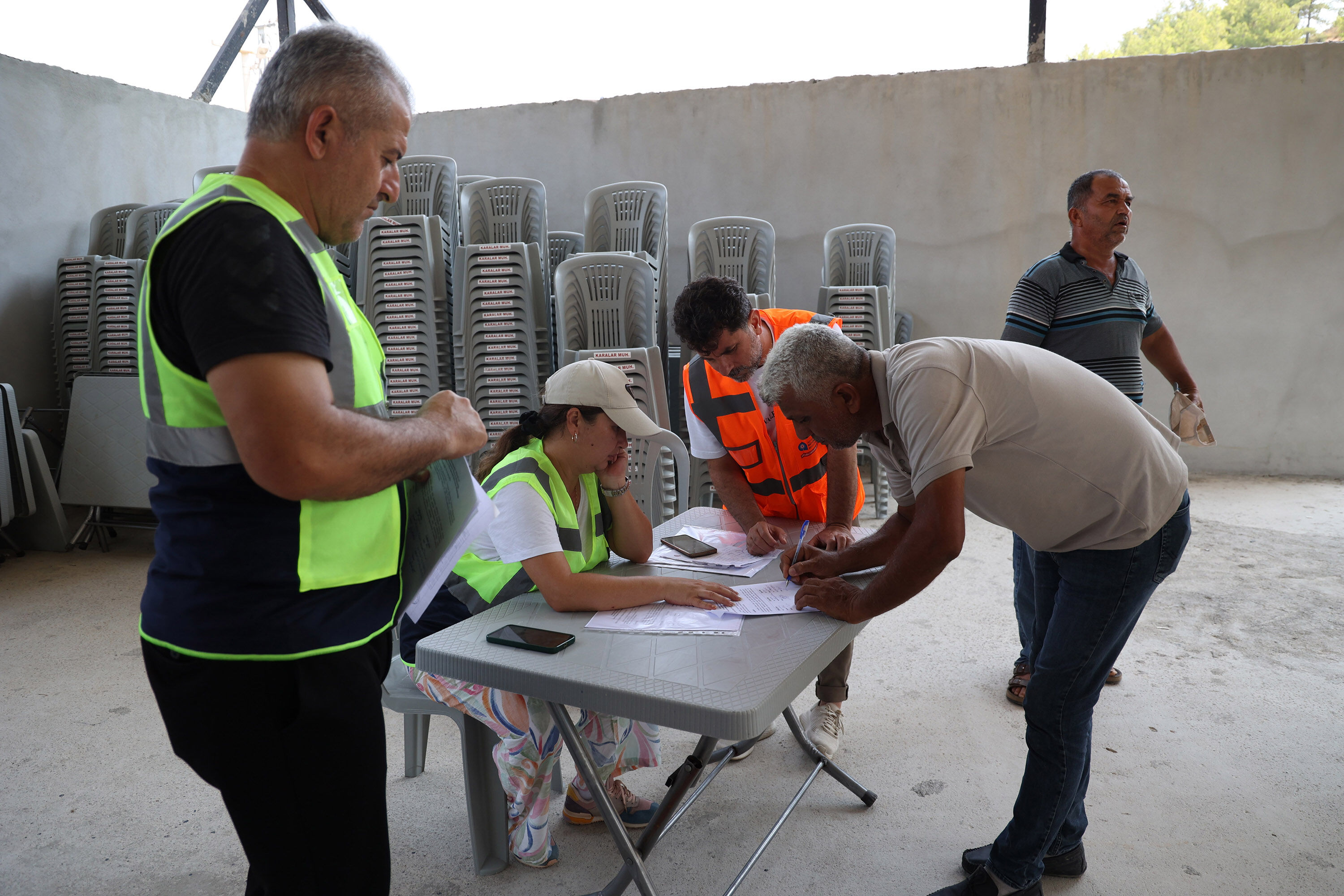 Alanya ve Gazipaşalı yangınzede üreticilere sera naylonu desteği
