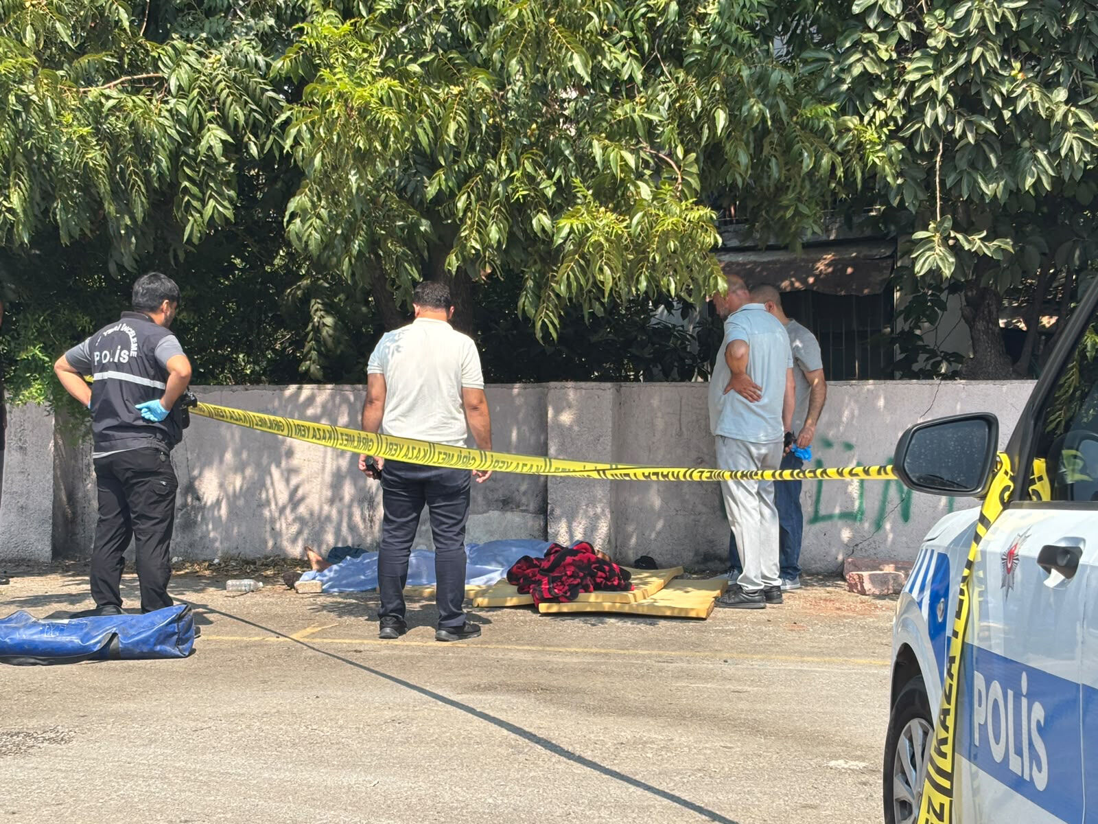 Antalya'da pazarda yarı çıplak ölü bulundu