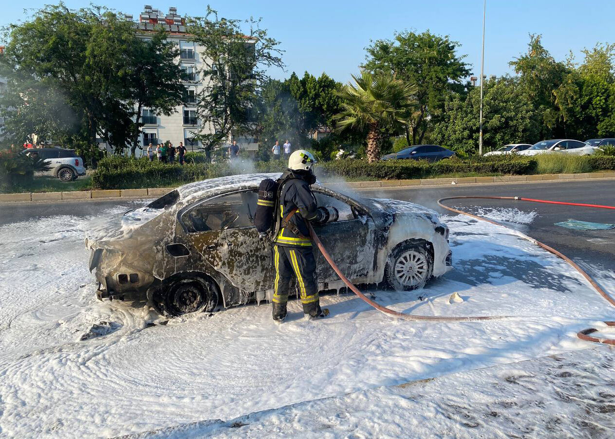 Antalya'da seyir halindeyken otomobil yandı
