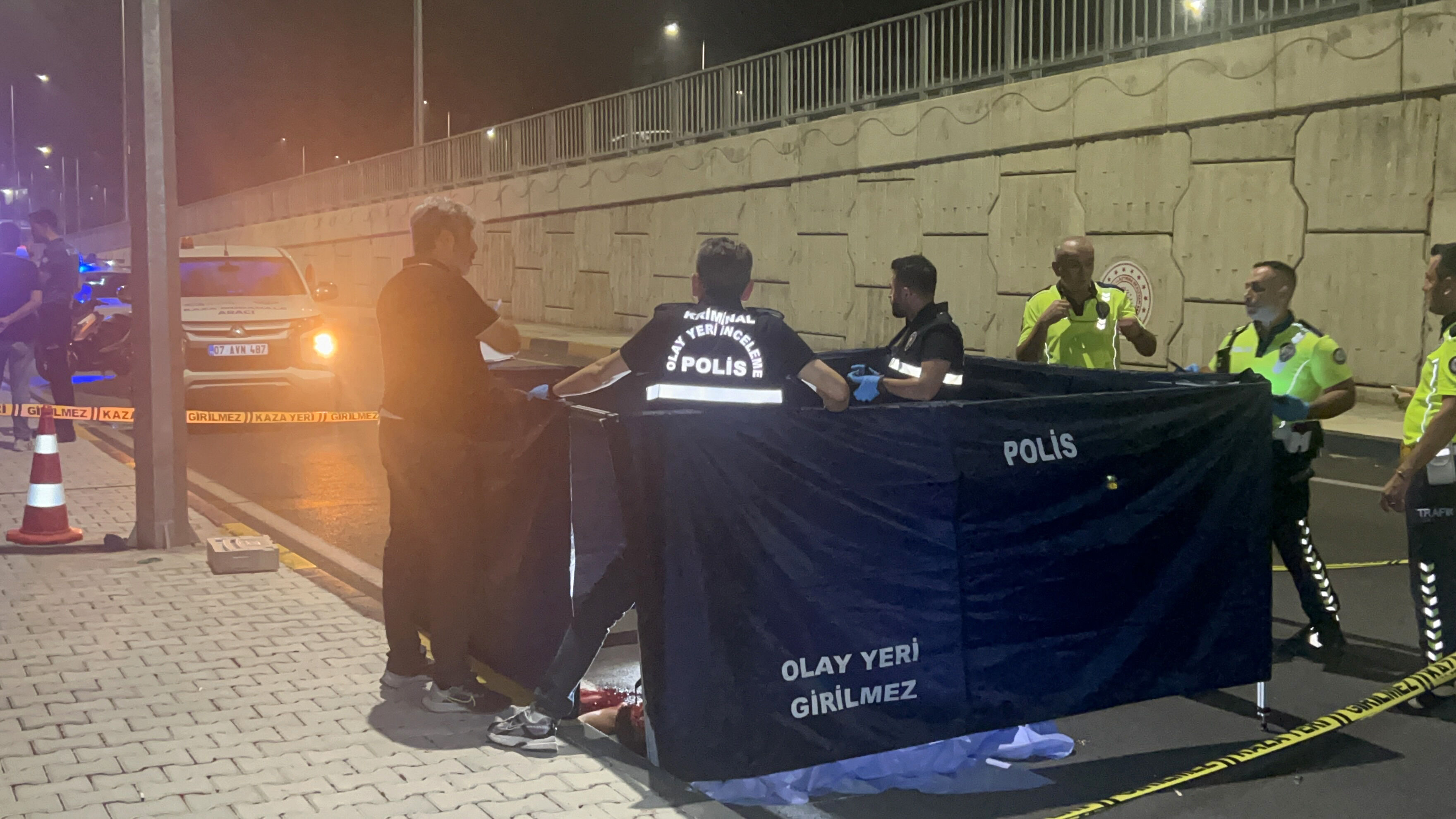 Antalya'da kazada başını aydınlatma direğine çarpıp yaşamını yitirdi
