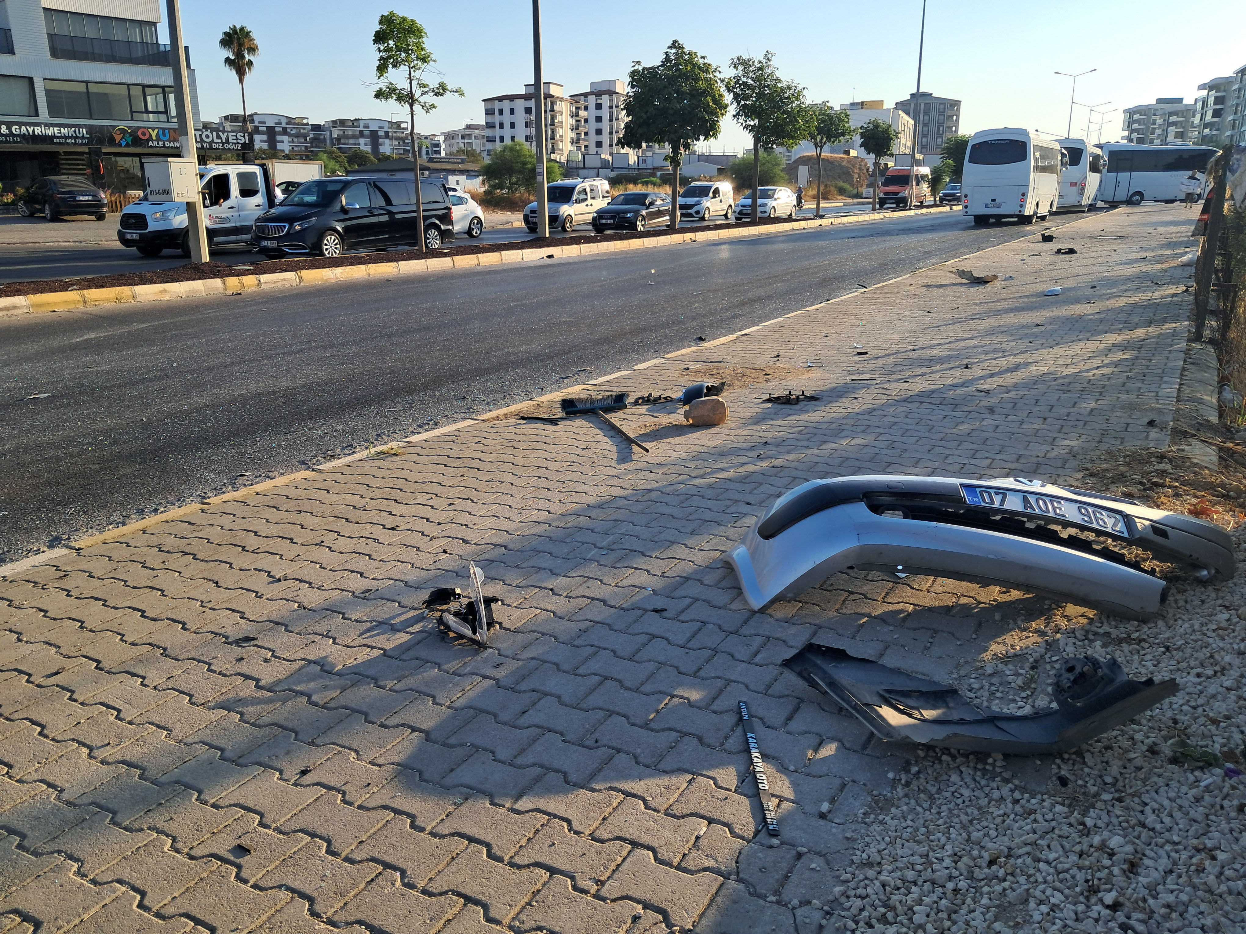 Kavşakta iki otomobil çarpıştı: 2 ölü, 3 yaralı