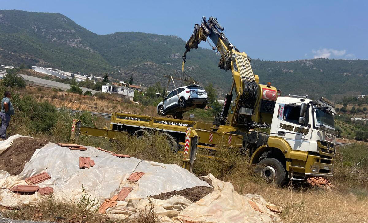 Gazipaşa'da otomobil dere yatağına uçtu