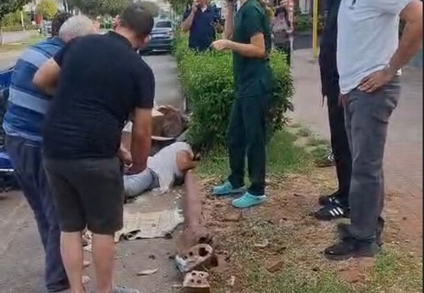 Otomobil ile elektrikli bisiklet çarpıştı: 1'i ağır, 2 yaralı
