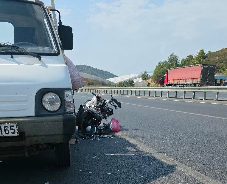 Alanya'da kamyonete çarpan motosiklet sürücüsü yaralandı