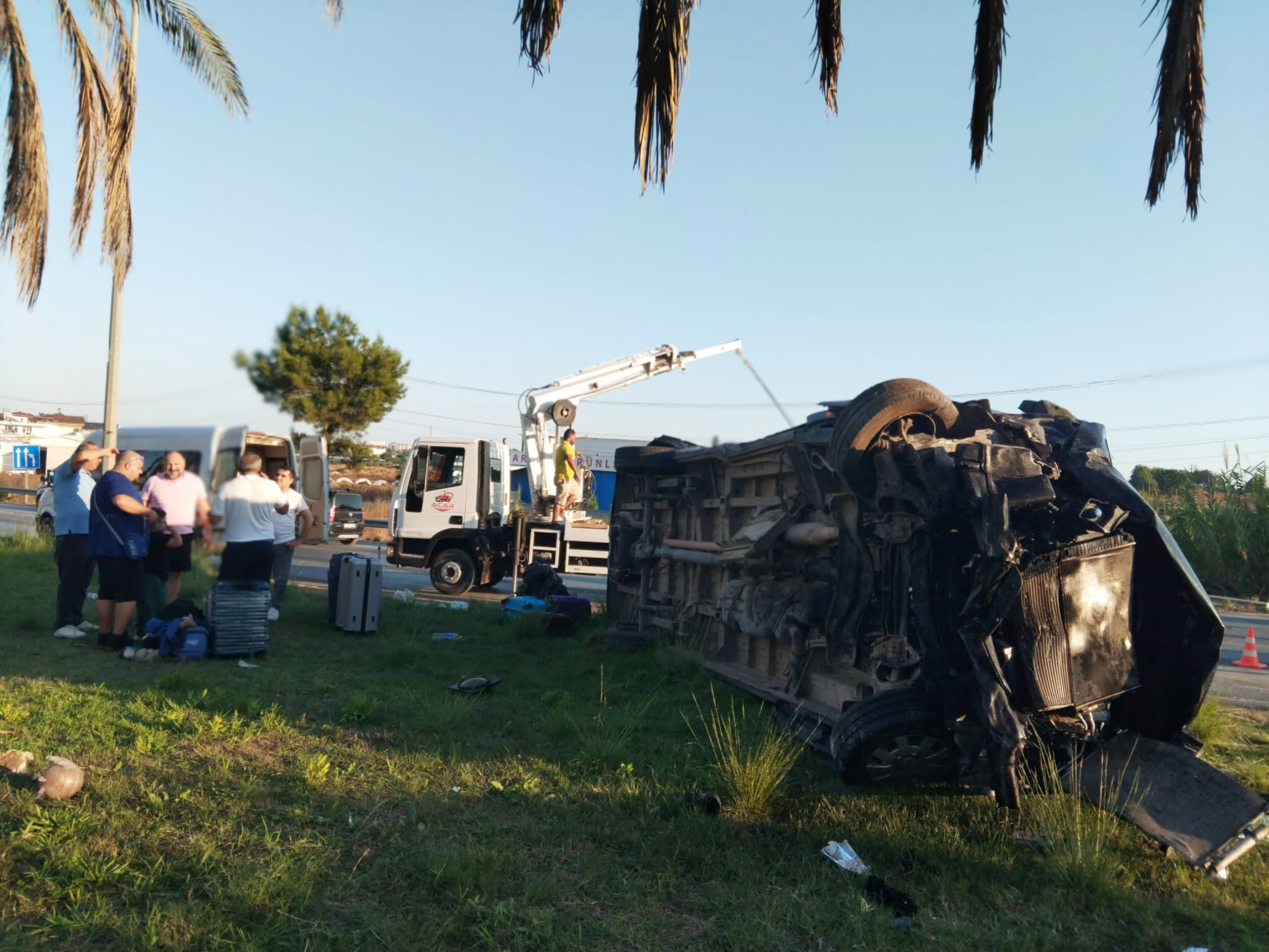 Manavgat'ta üç aracın karıştığı zincirleme kaza: 17 yaralı