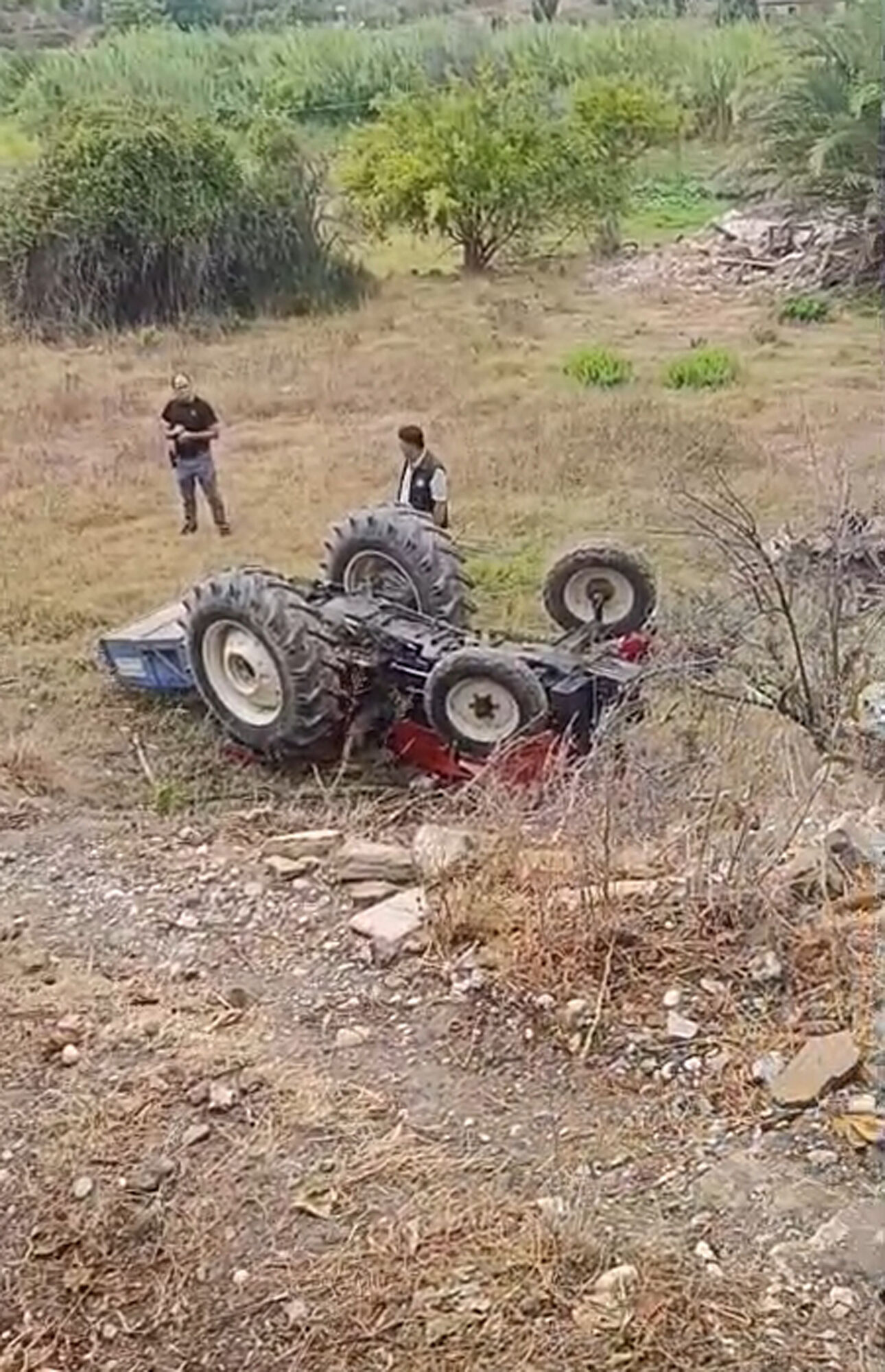 Devrilen traktörün altında kalan öğretmen hayatını kaybetti