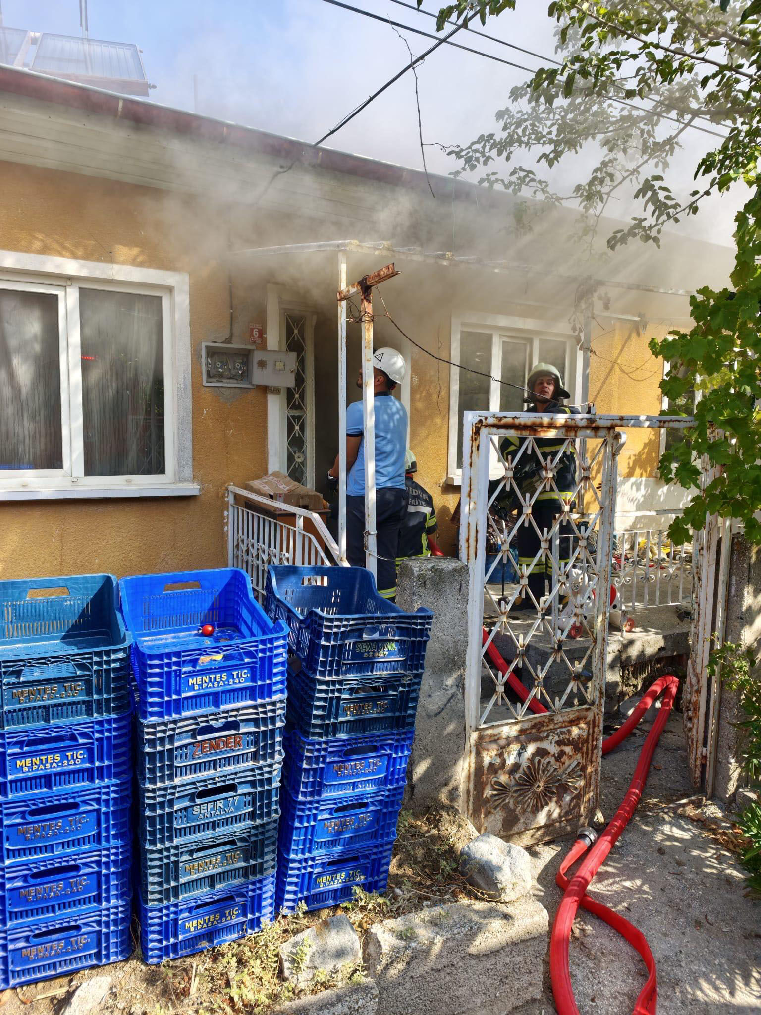 Ev yangında zarar gördü
